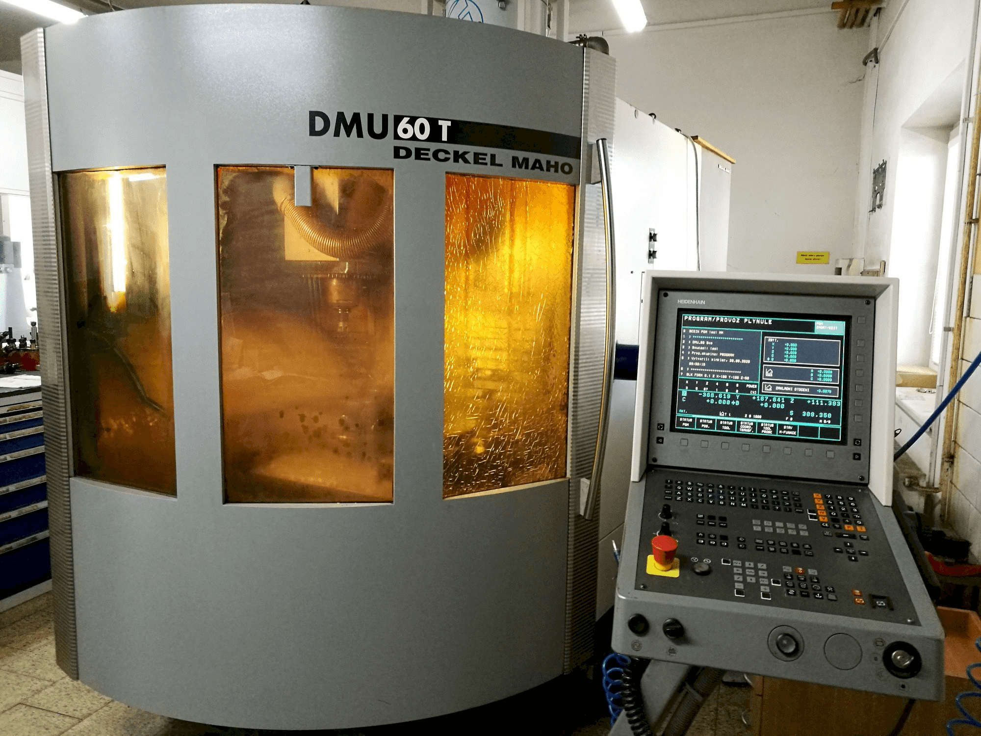 Vista frontal de la máquina DECKEL MAHO DMU 60T