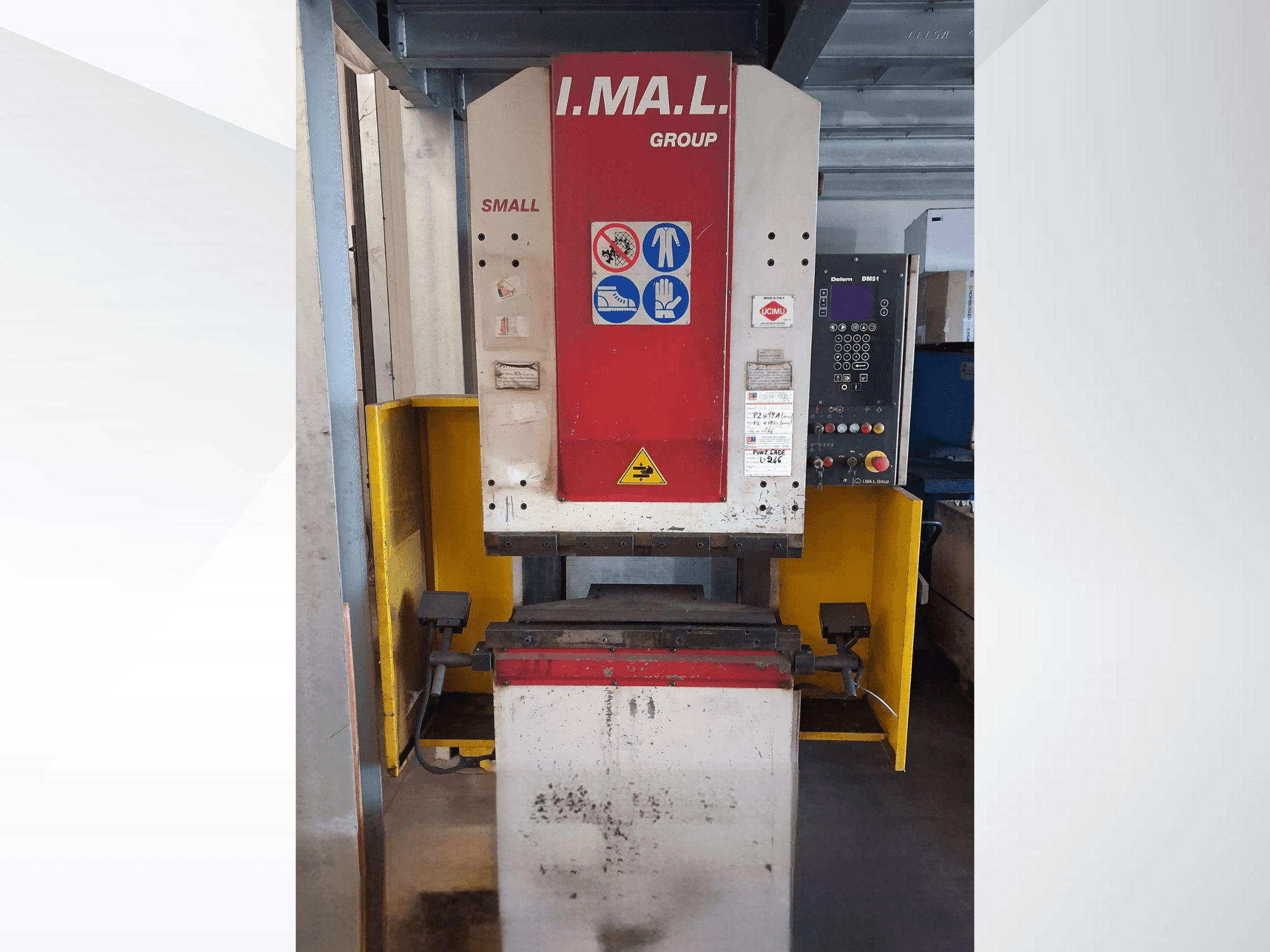 Vista frontal de la prensa plegadora IMAL SMALL 835/25 con panel de control, señales de seguridad y protector amarillo.