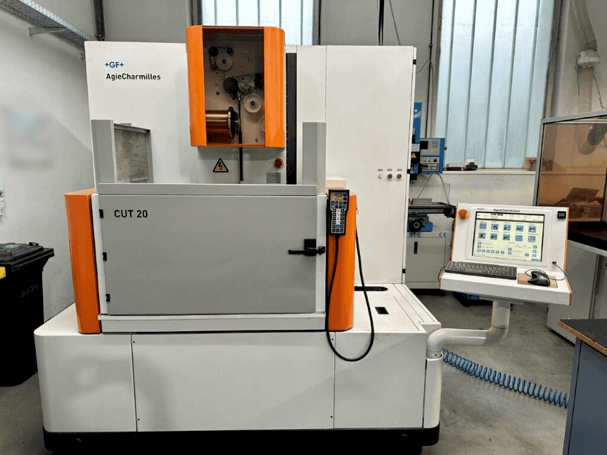 Vista frontal de la máquina AGIE CUT 20