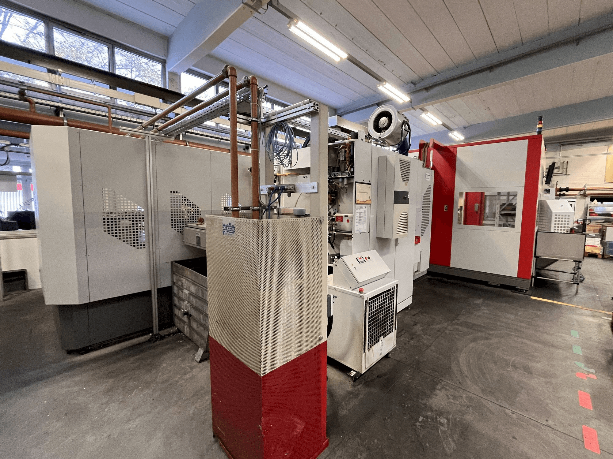 Vista frontal de la máquina HERMLE RS1 Robot System