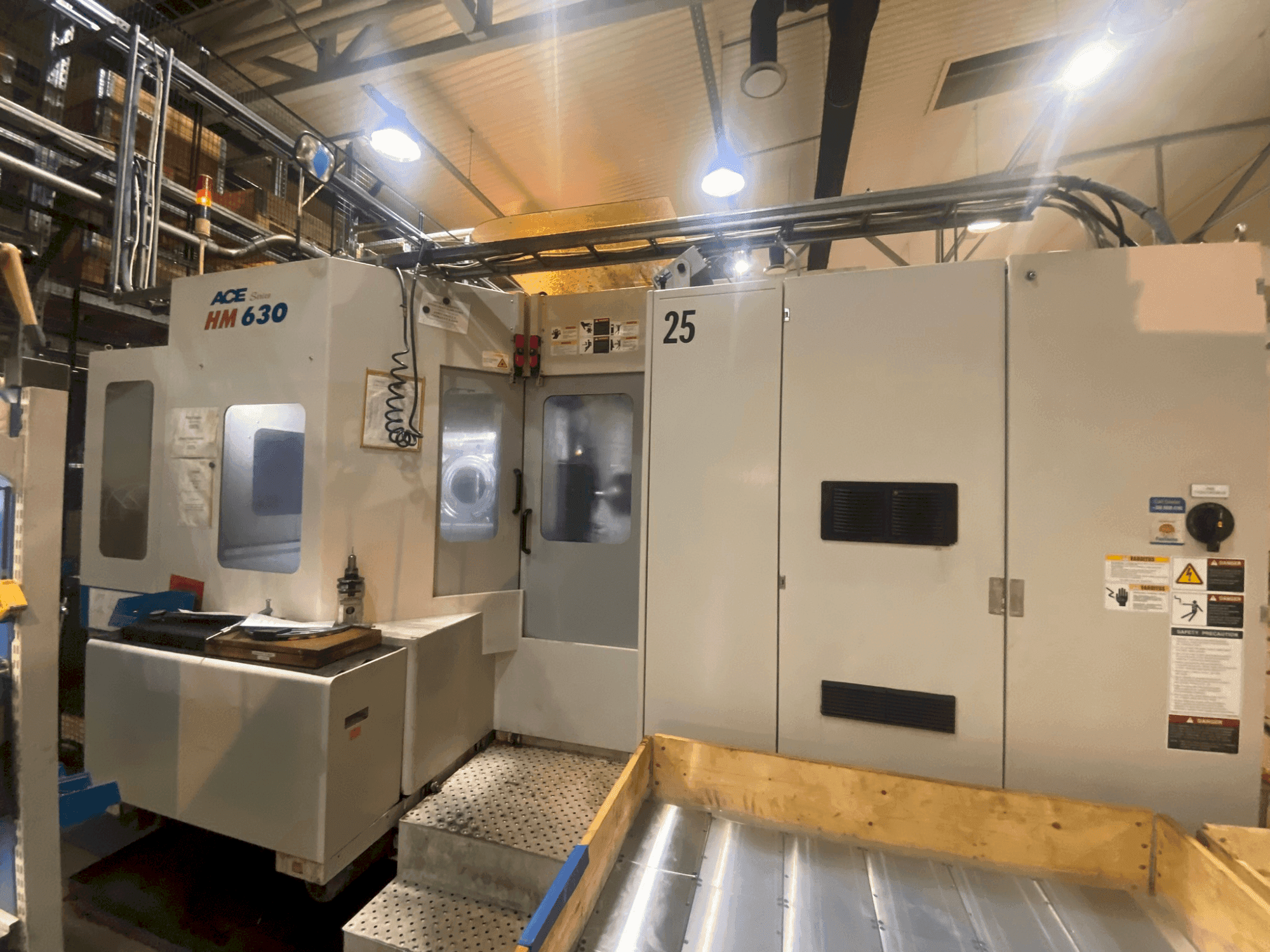 Vista frontal de la máquina DOOSAN ACE-HM 630