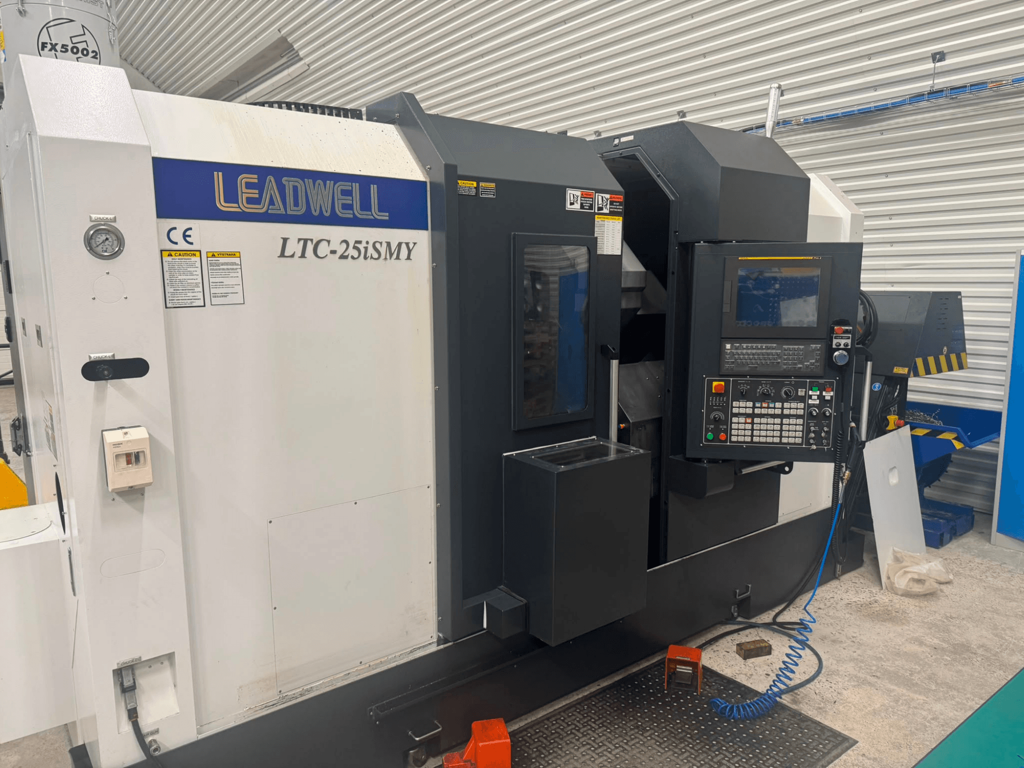 Torno horizontal Leadwell LTC-25iSMY visto desde delante, en el que se aprecian el panel de control y las interfaces operativas.