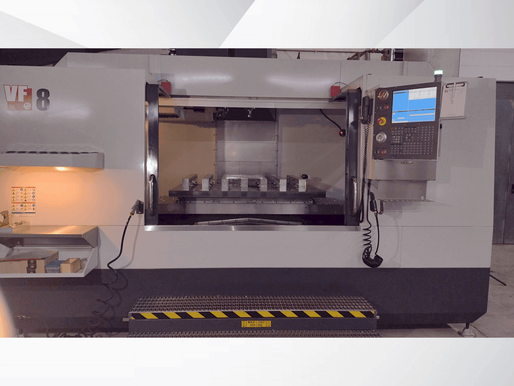 Vista frontal de la máquina HAAS VF-8/40