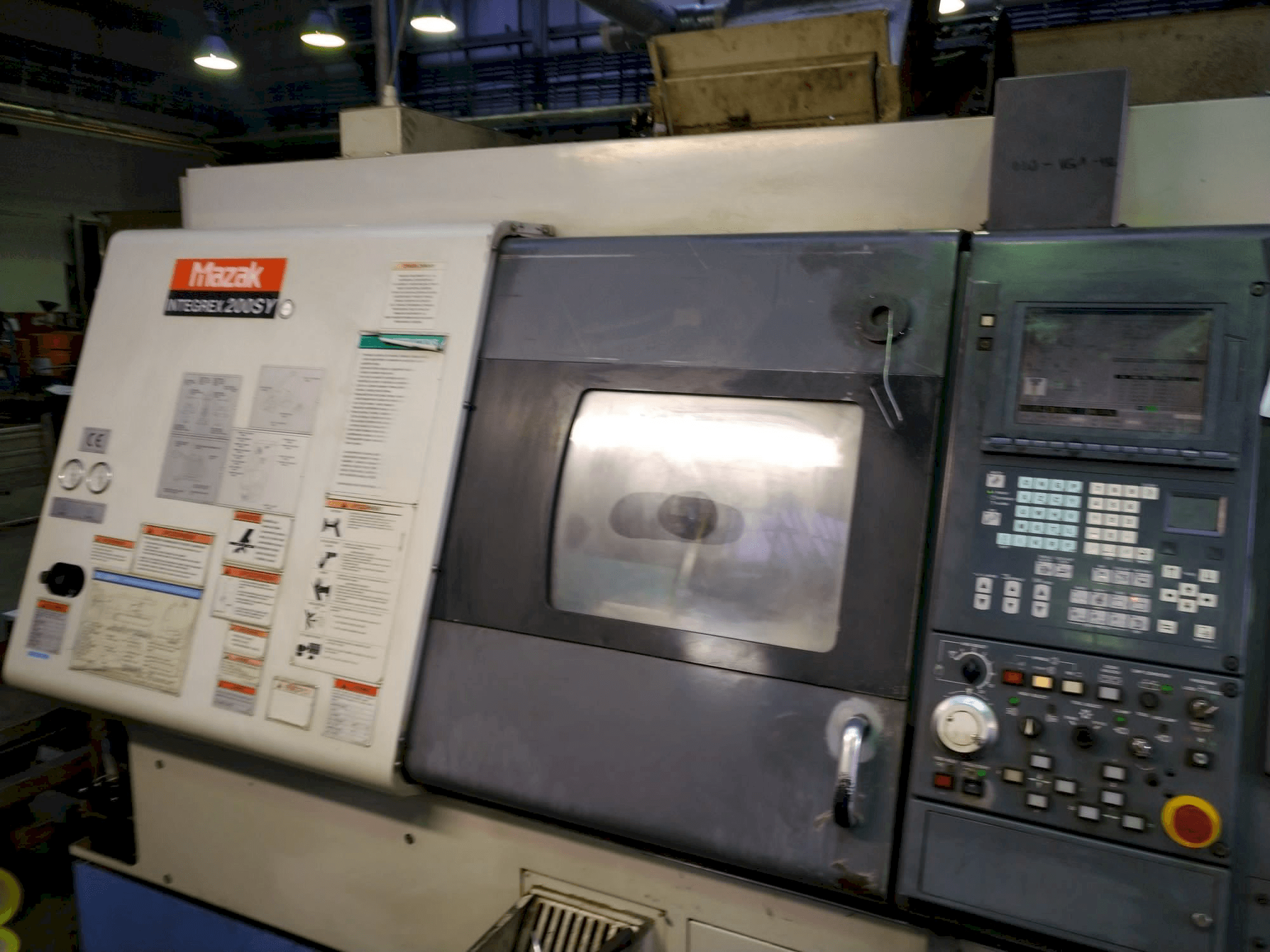 Vista lateral izquierda de la máquina Mazak Integrex 200 SY