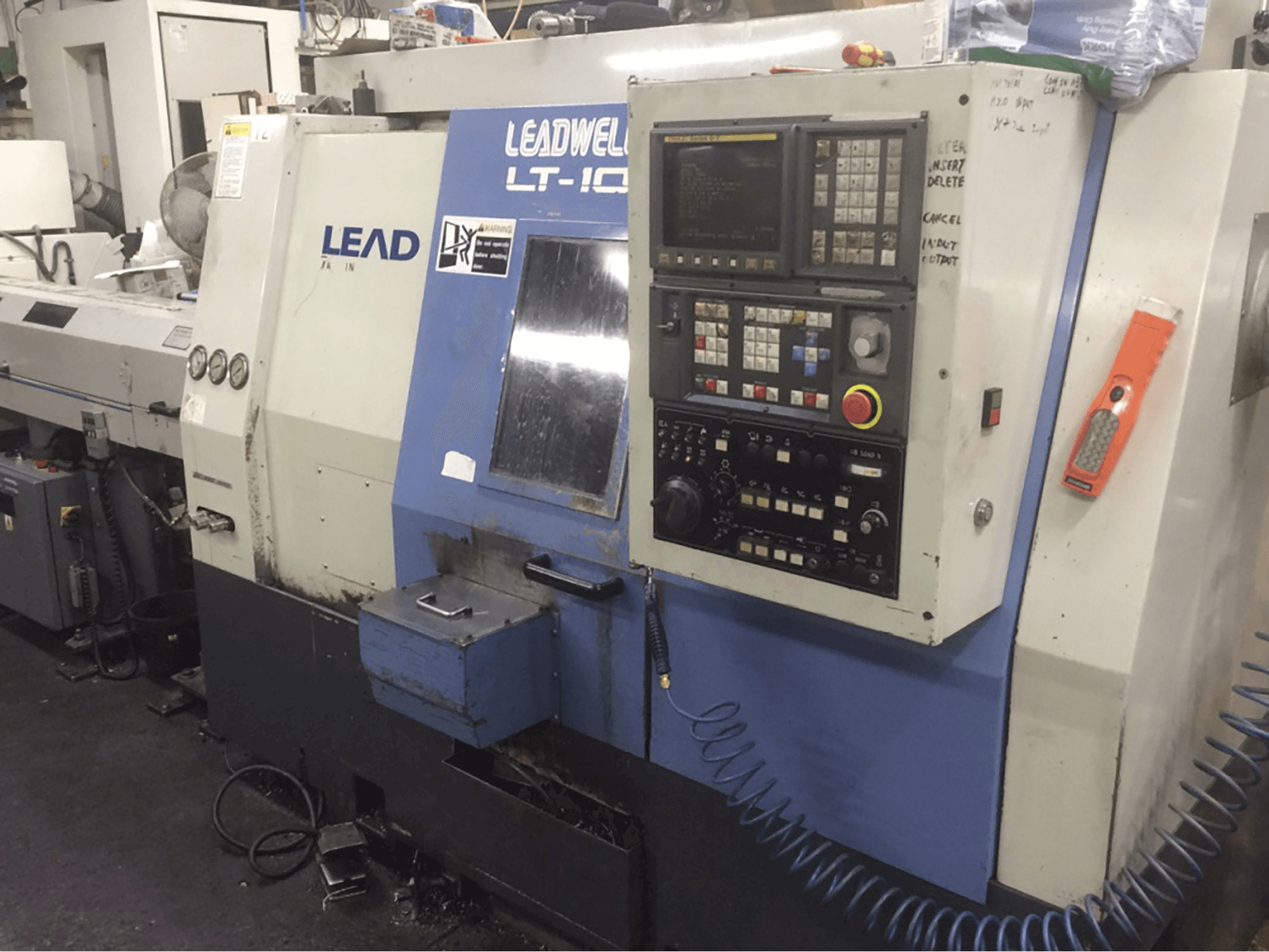 Vista frontal de la máquina Leadwell LT10