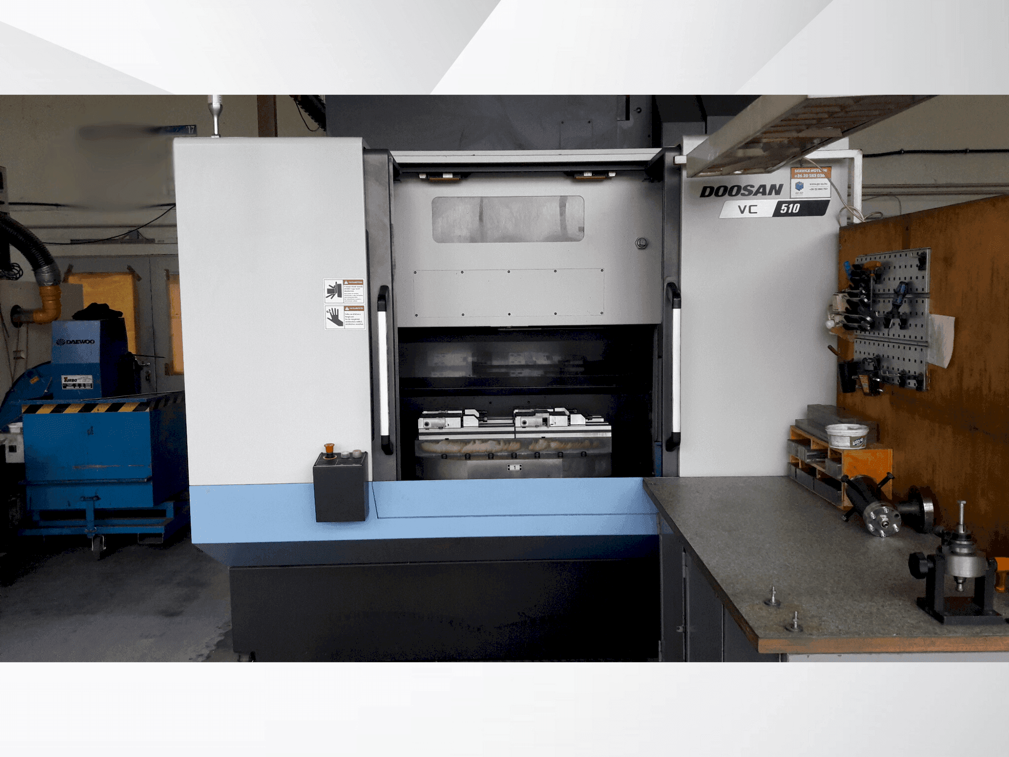 Vista frontal de la máquina DOOSAN VC 510