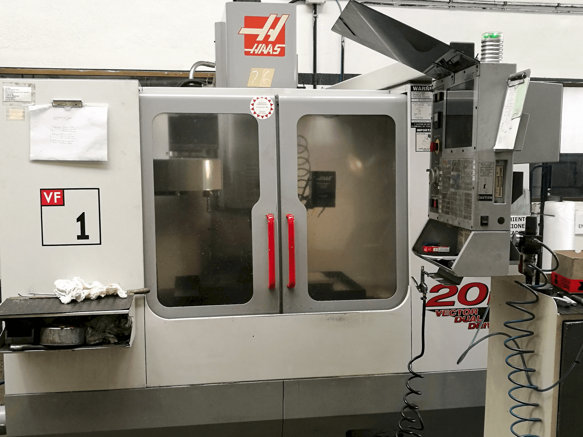 Vista frontal de la máquina HAAS VF 1