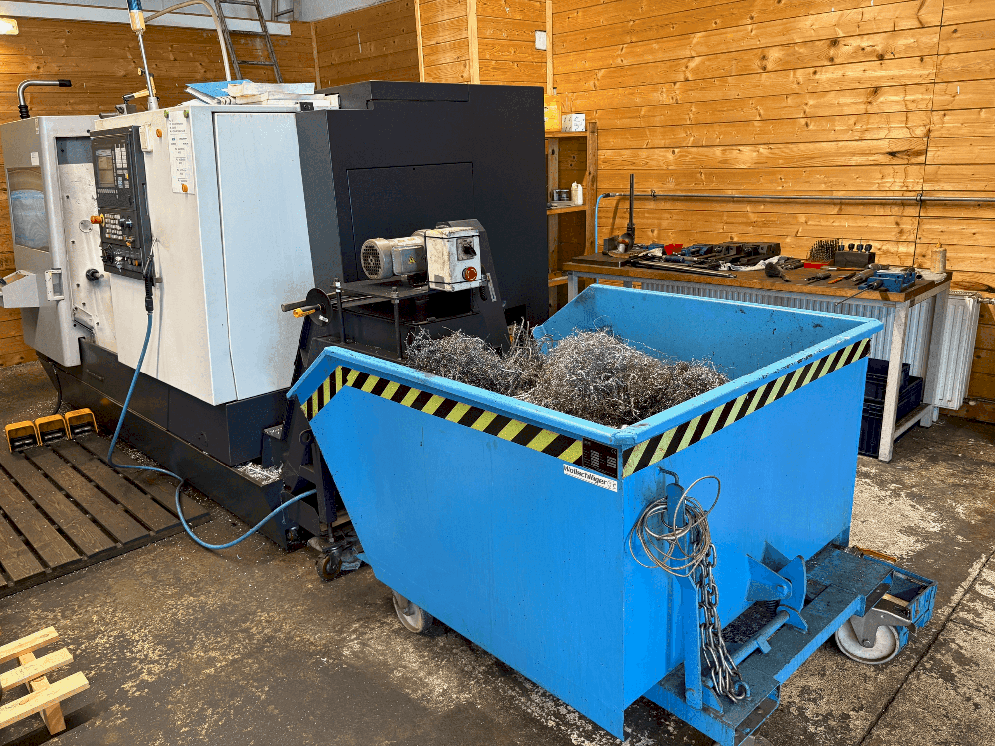 Vista frontal de la máquina HWACHEON Cutex 240