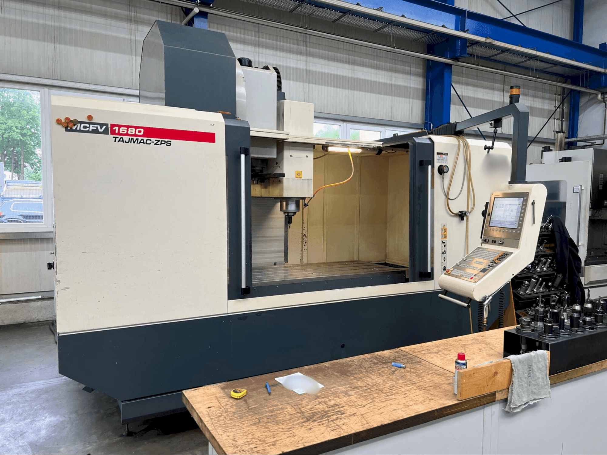 Vista frontal de la máquina TAJMAC-ZPS MCFV 1680