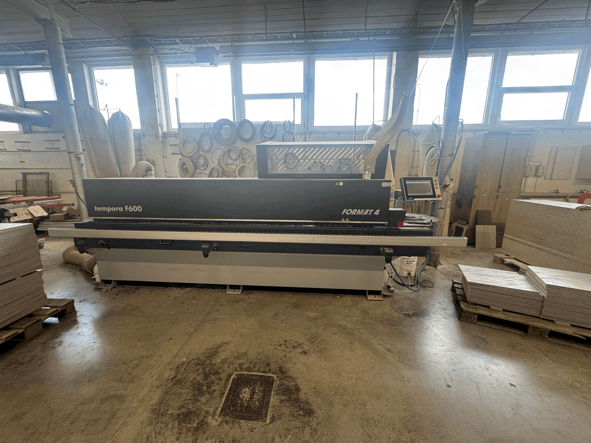 Vista frontal de la máquina FORMAT4 TEMPORA 60.06 glueBox x-motion