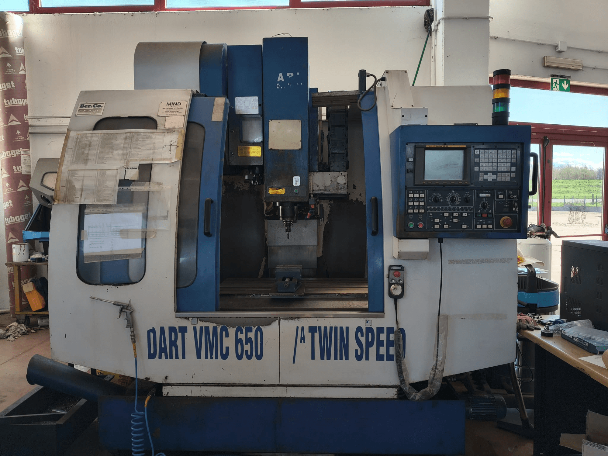 Centro de mecanizado vertical DART VMC650 XL/A T.S, vista frontal, con panel de control, portaherramientas y detalles operativos.