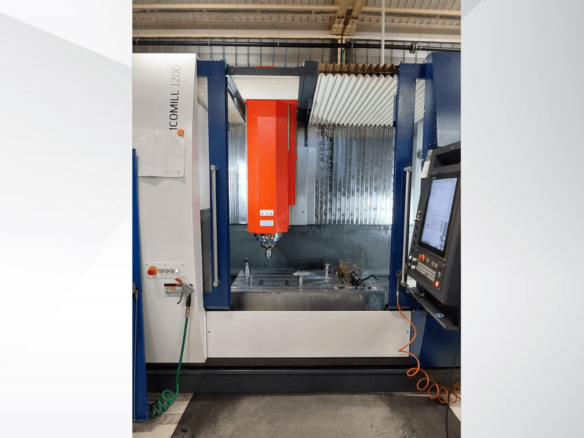 Fresadora CNC ICOMILL 1200 con husillo rojo, vista frontal que muestra el panel de control y la zona de trabajo con herramientas.
