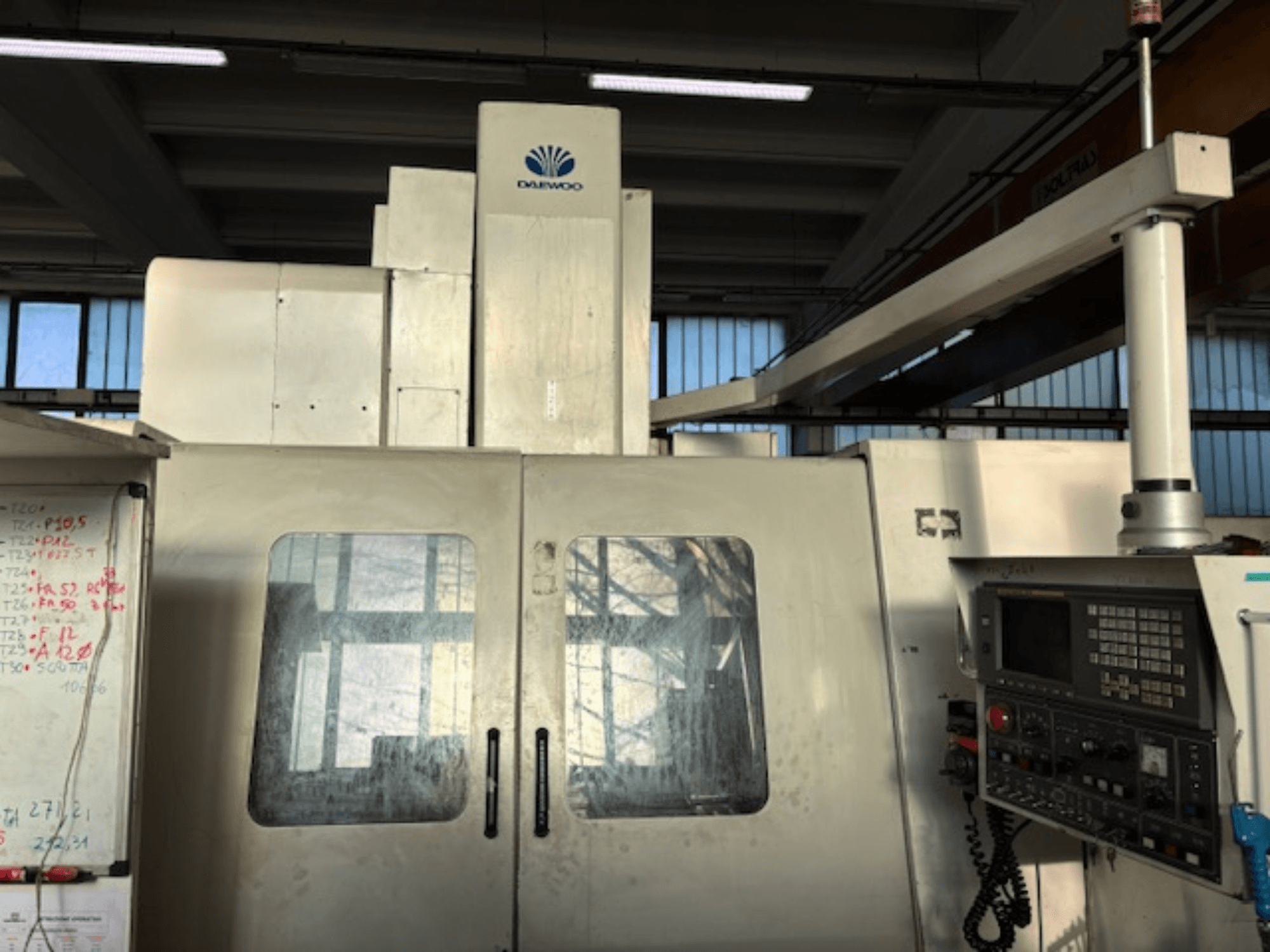 Centro de mecanizado vertical DAEWOO ACE V 600, vista frontal con panel de control y puertas de cristal esmerilado.