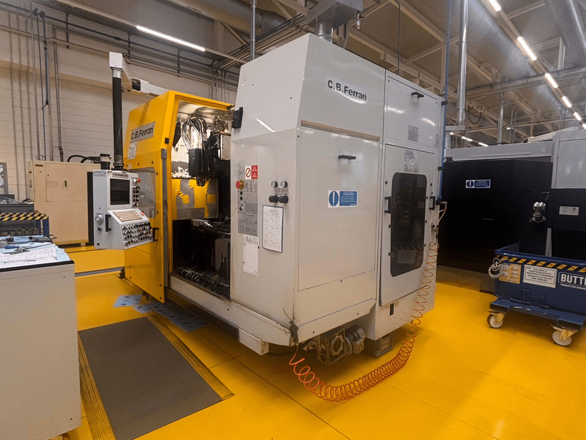 Centro de mecanizado vertical C.B. Ferrari A175 en una configuración de fábrica, vista frontal con el panel de control y la puerta de acceso abierta visibles.