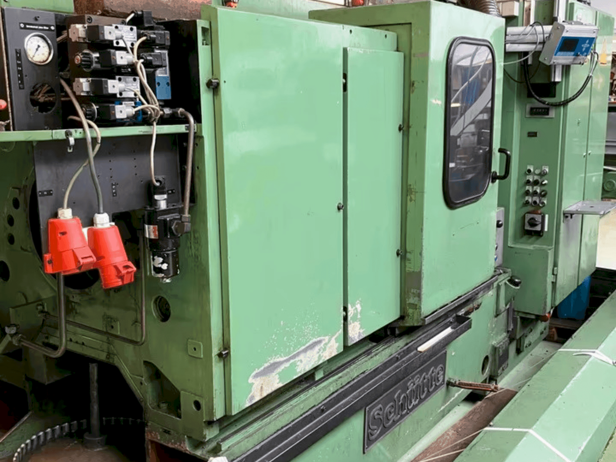 Vista frontal de la máquina Schütte SF 26 (1985)