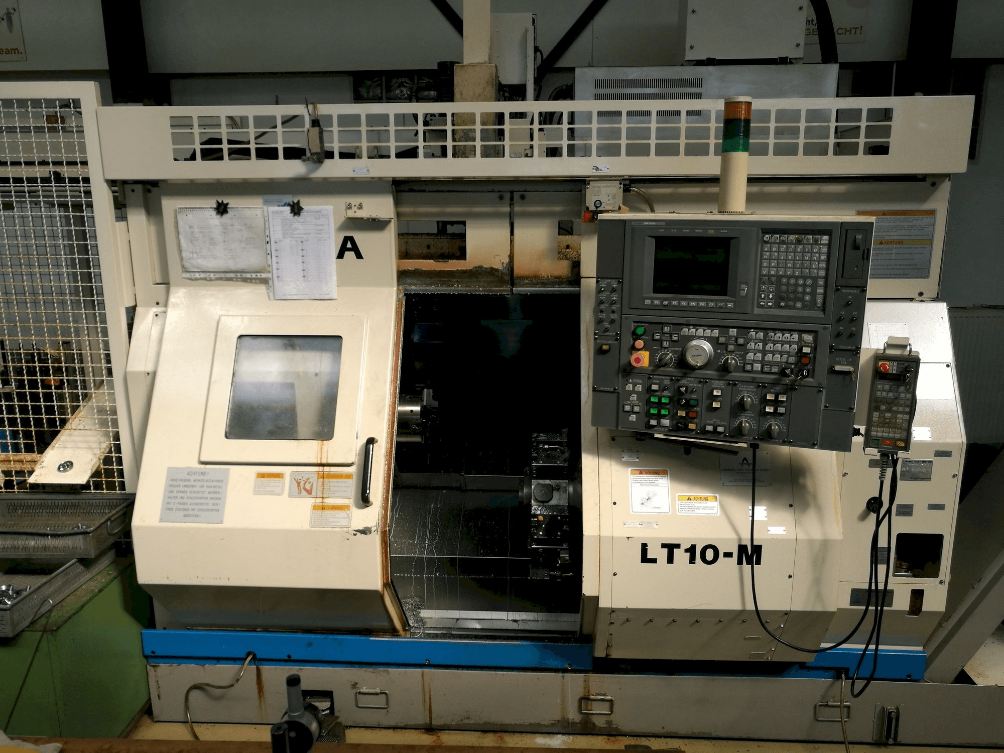 Vista frontal de la máquina Okuma LT10-M
