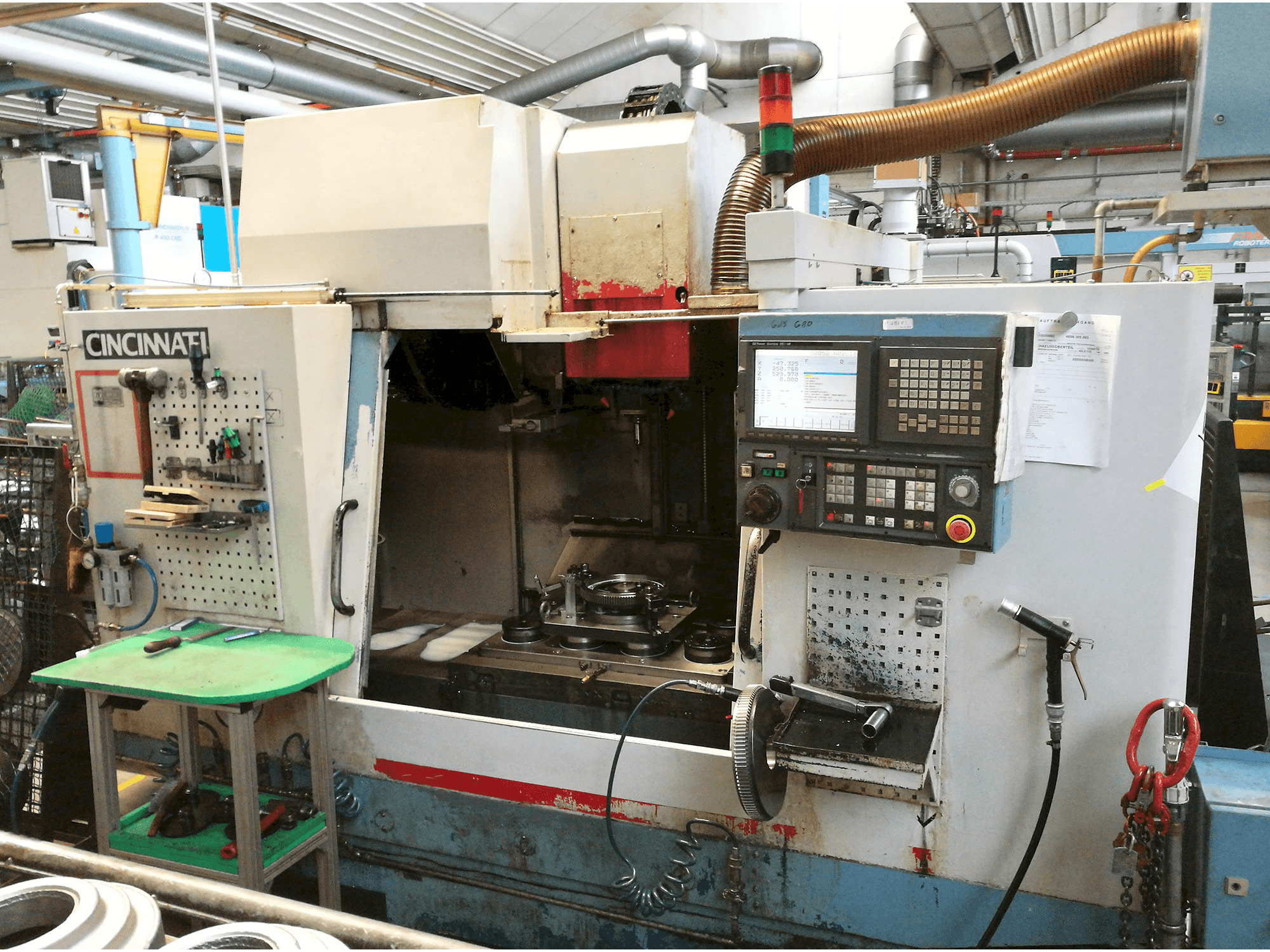 Vista frontal de la máquina Cincinnati Sabre 1000