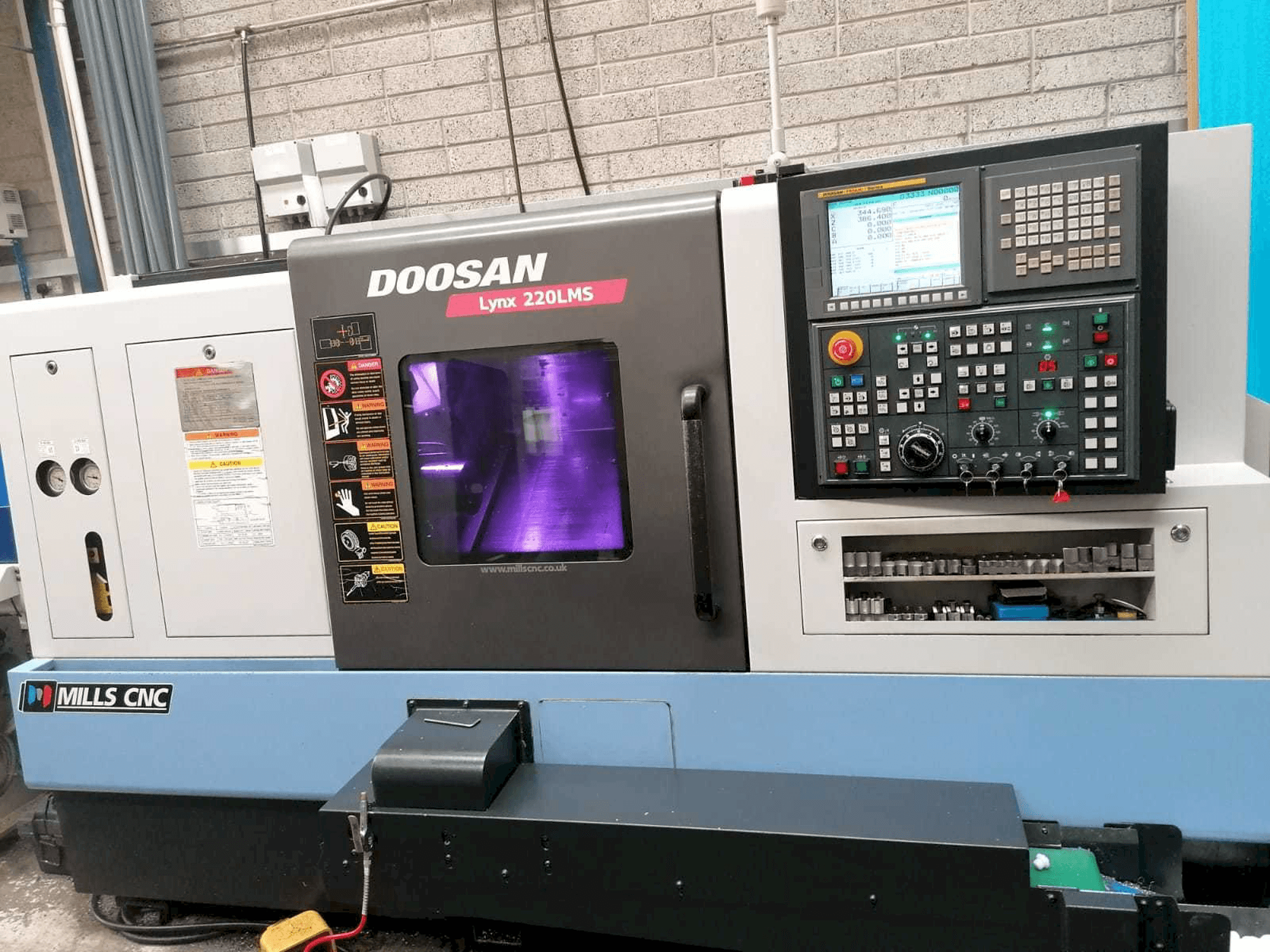 Vista frontal de la máquina Doosan Lynx 220LMSA