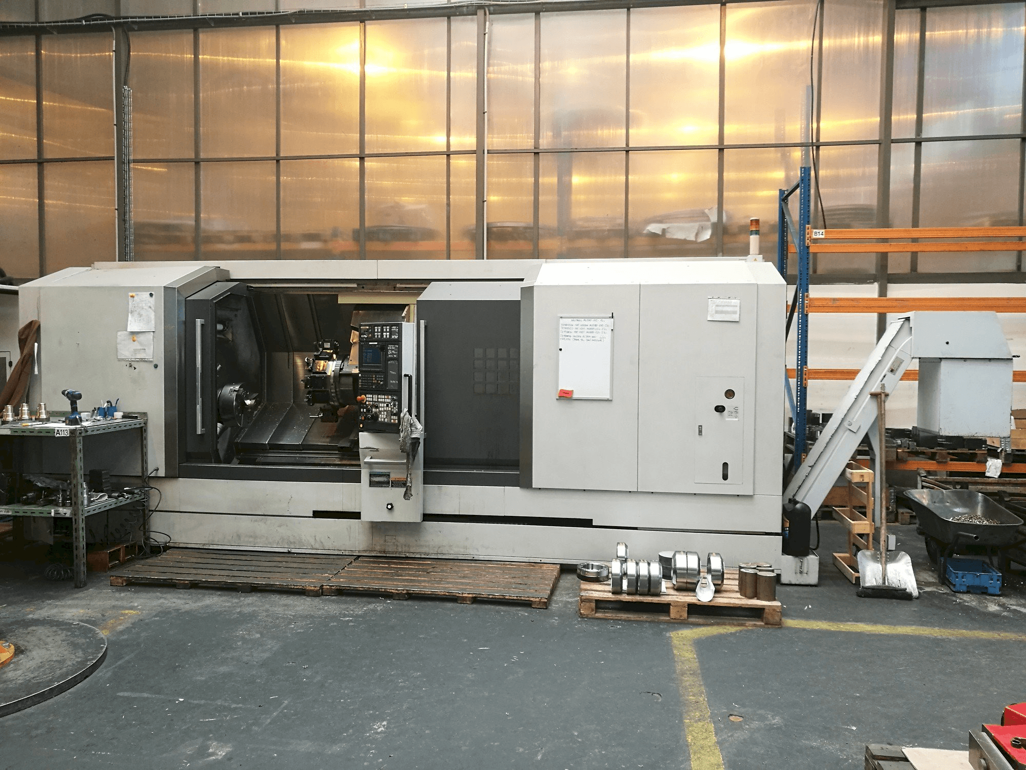 Vista frontal de la máquina MORI SEIKI NL 3000 SY/2000