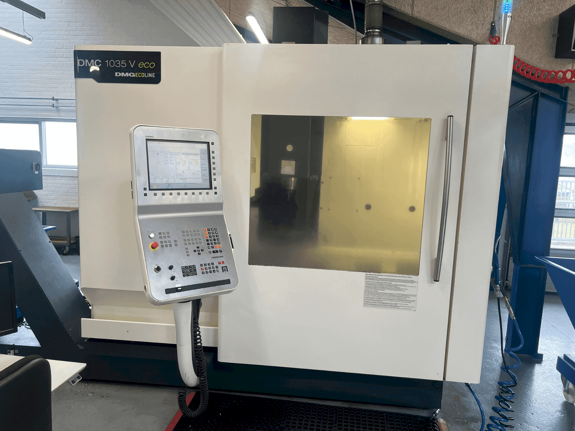 Vista frontal de la máquina DMG MORI DMC 1035V eco
