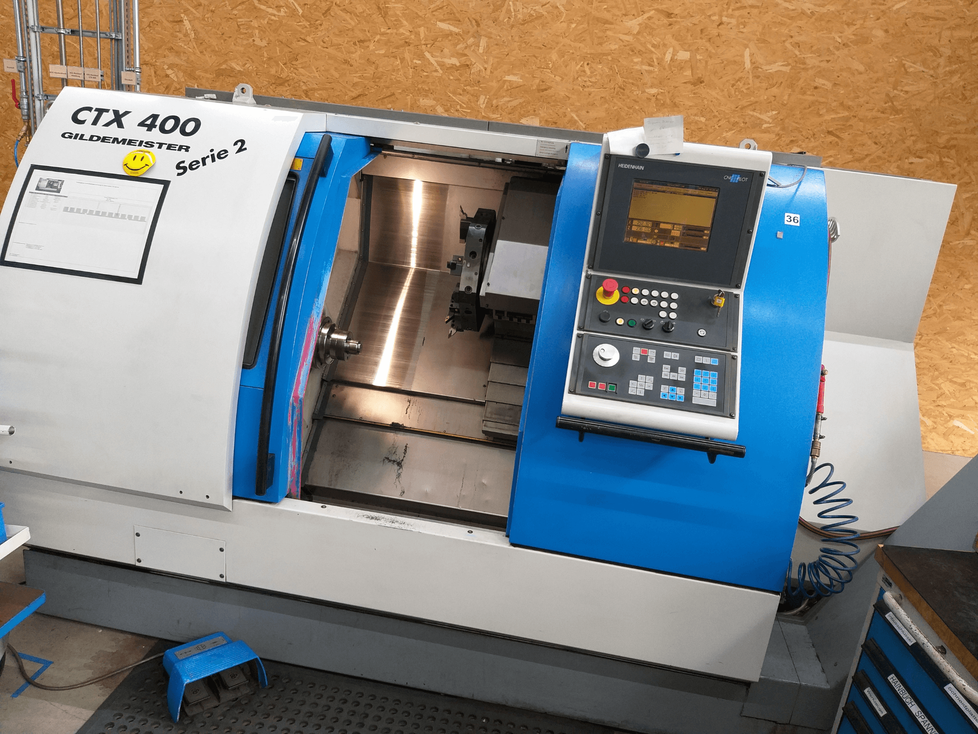Torno horizontal Gildemeister CTX 400 Serie 2, vista frontal en la que se aprecian el panel de control y el interior de la máquina abierto.