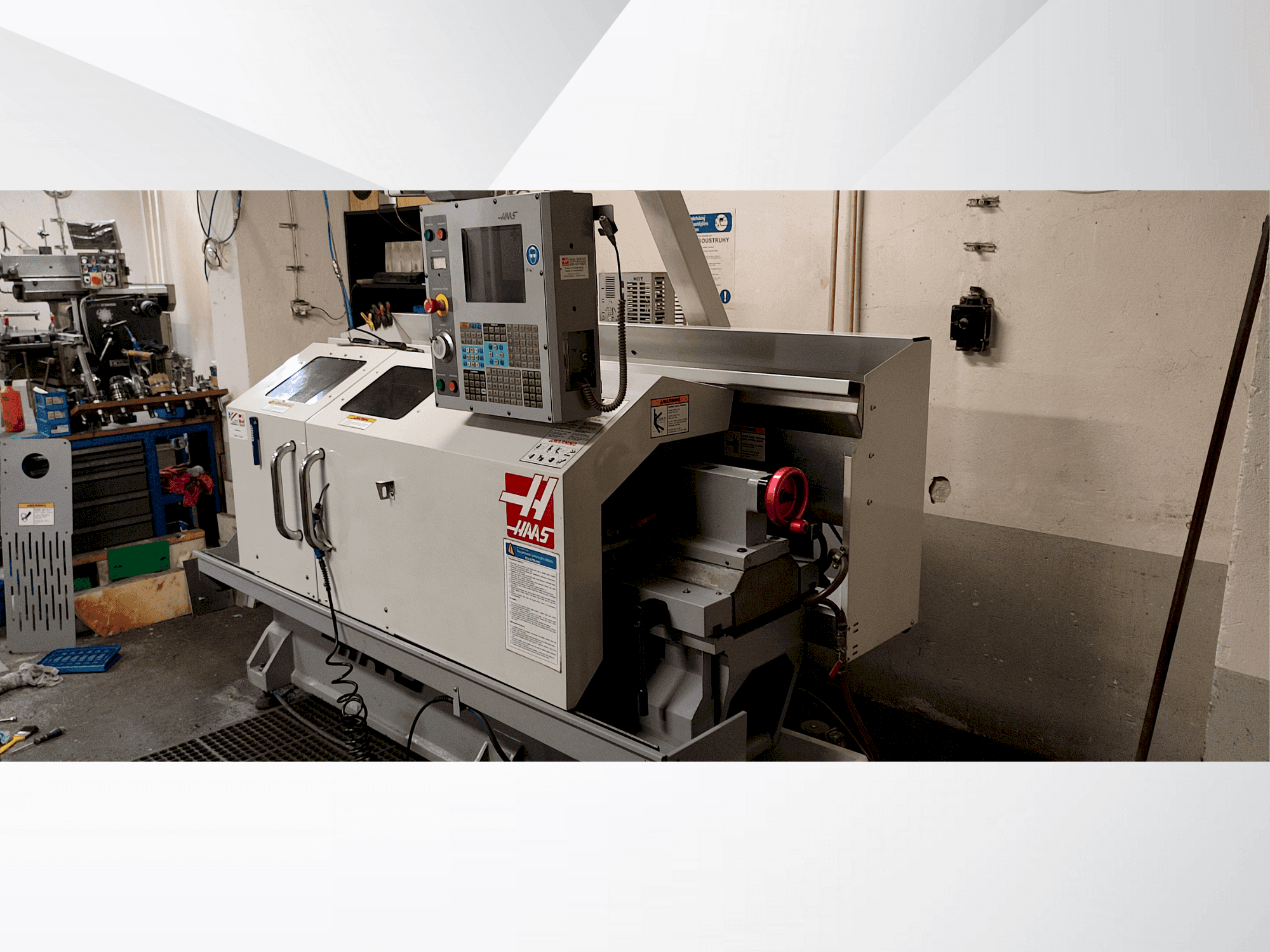 Vista frontal de la máquina HAAS TL-2HE