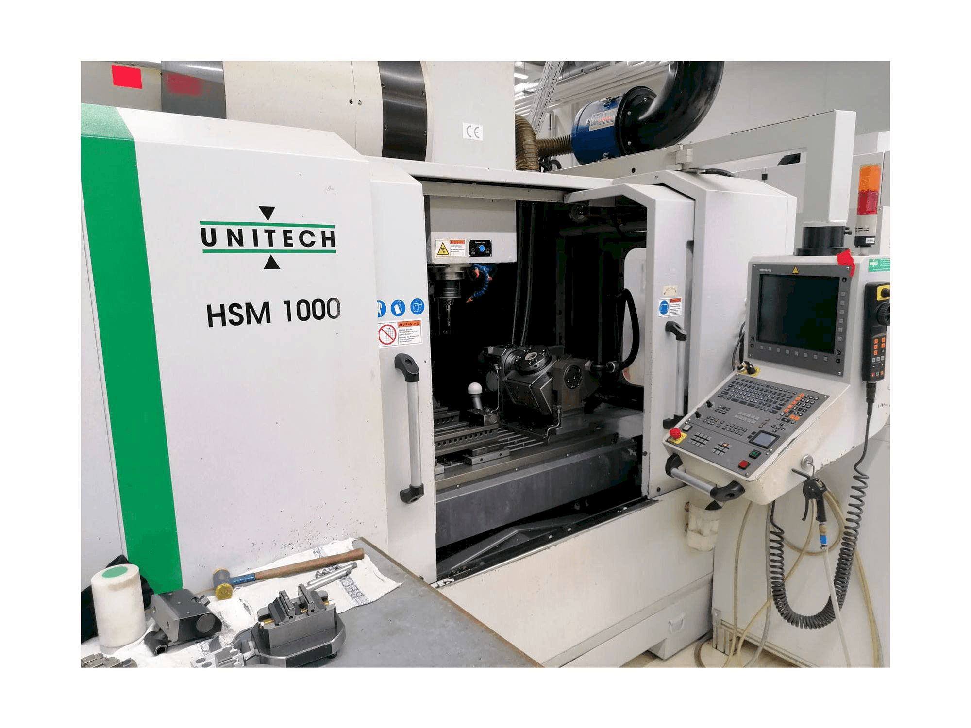 Vista frontal de la máquina UNITECH HSM1000