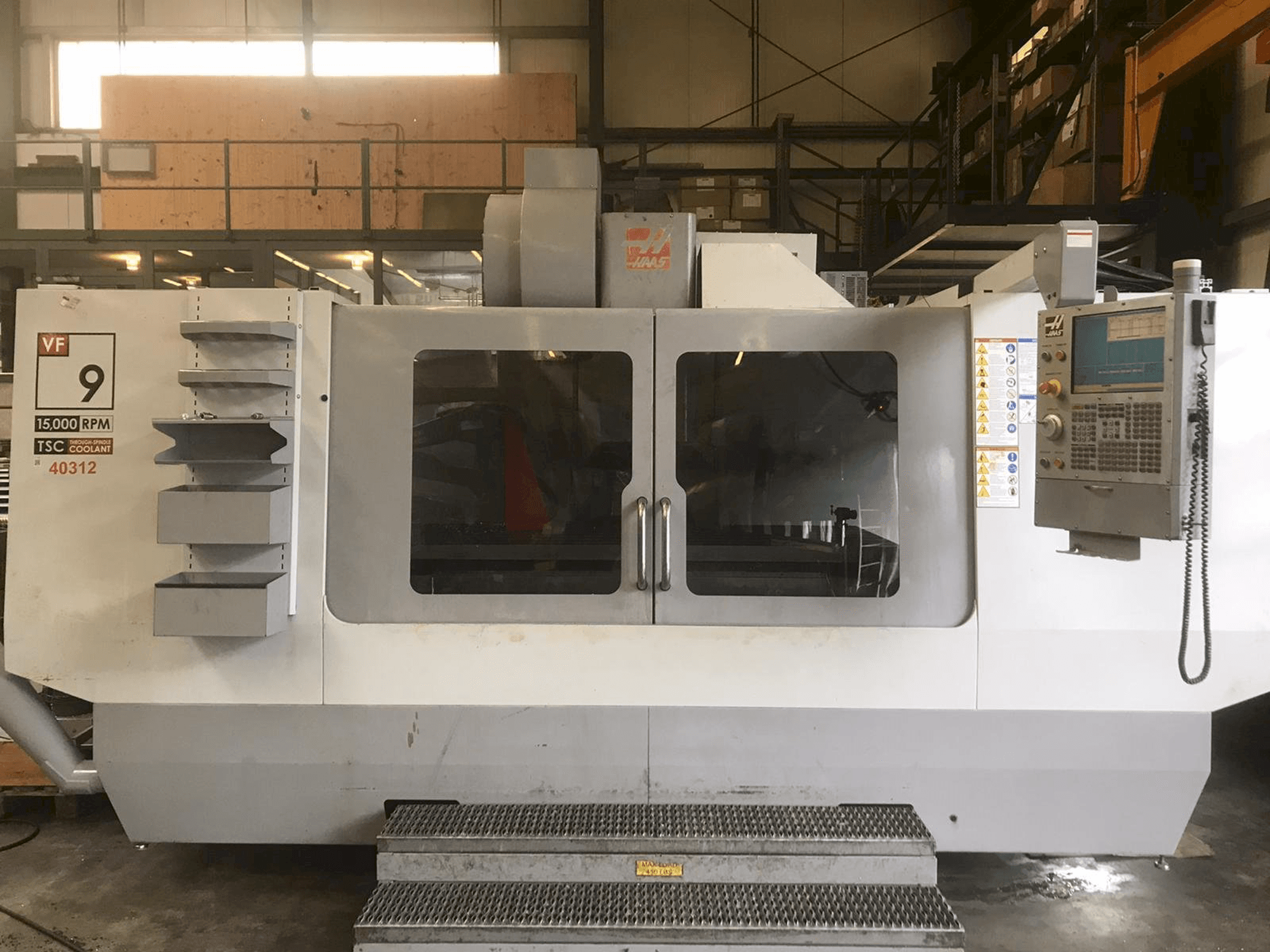 Vista frontal de la máquina HAAS VF-9
