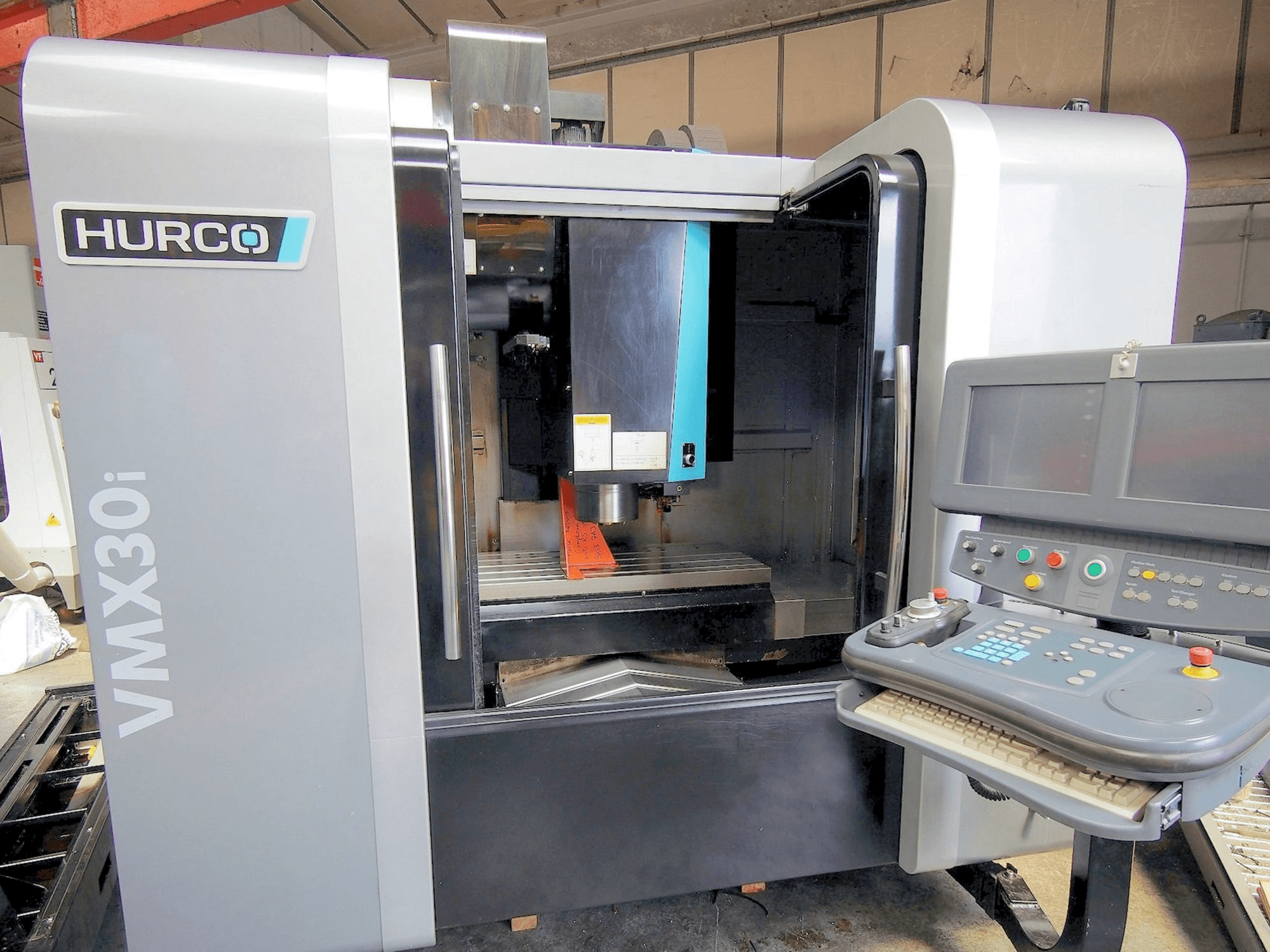 Vista frontal de la máquina Hurco VMX 30i