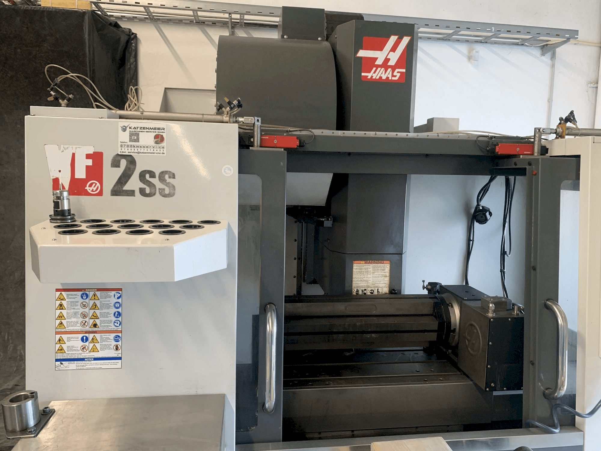 Vista frontal de la máquina HAAS VF-2SS