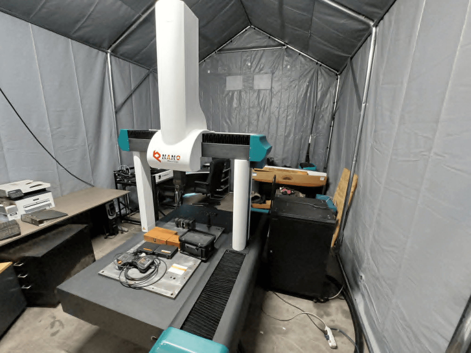 MMC NANO METROLOGY Micr 7106 en una tienda; vista frontal que muestra el brazo de la máquina y la plataforma de medición con accesorios.