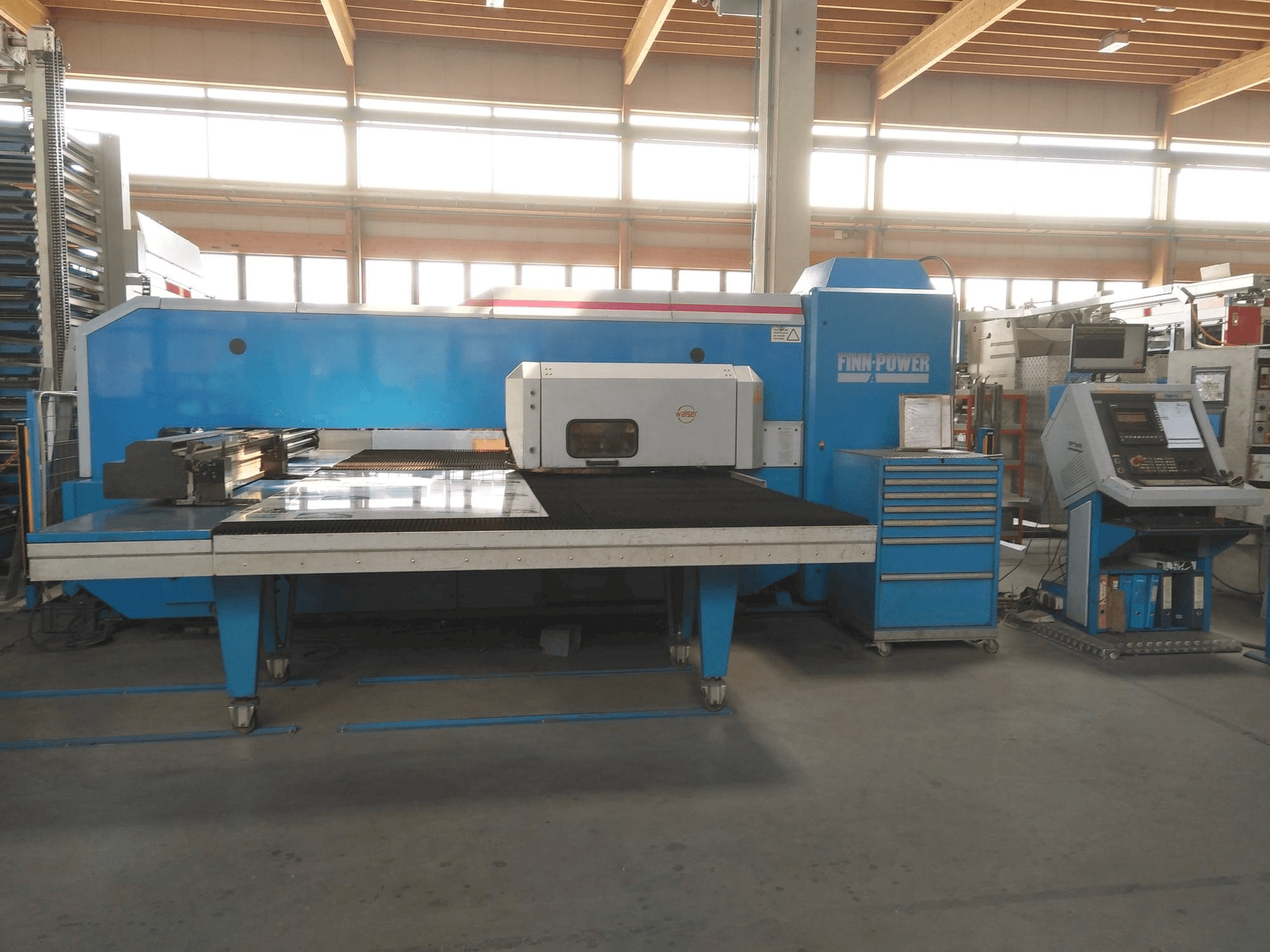 Vista frontal de la máquina Finn-Power A5-20SB