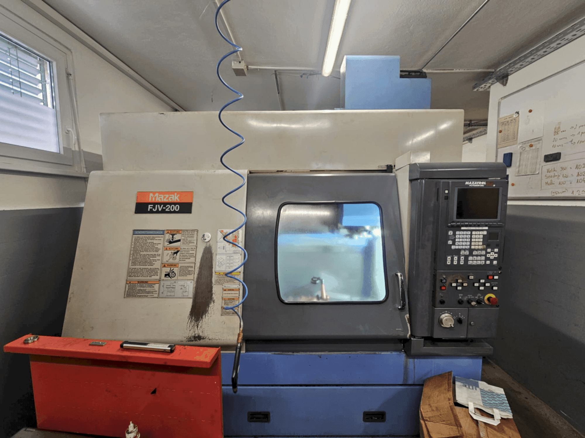 Vista frontal de la máquina Mazak fjv 200