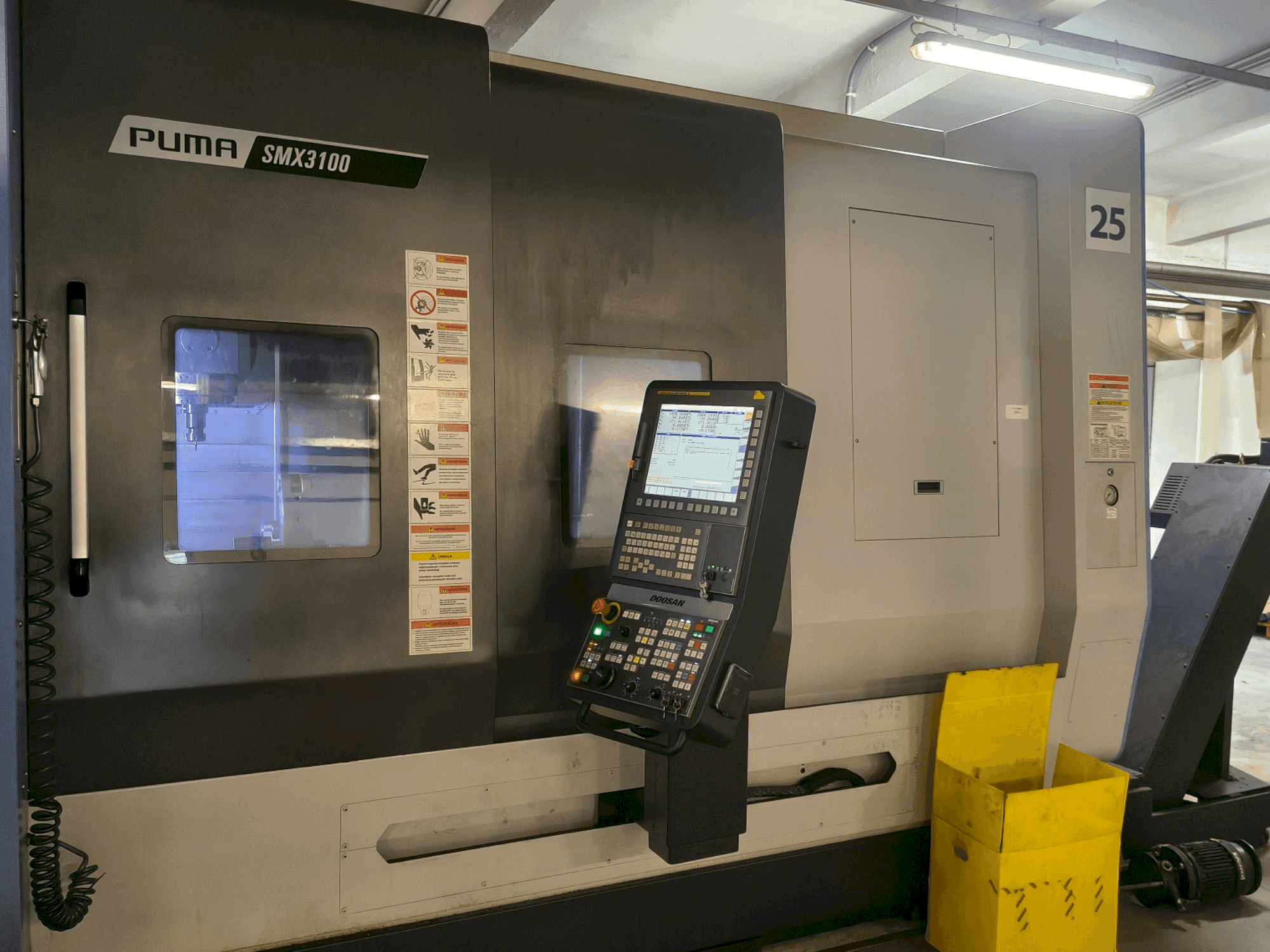 Vista frontal de la máquina DOOSAN SMX 3100