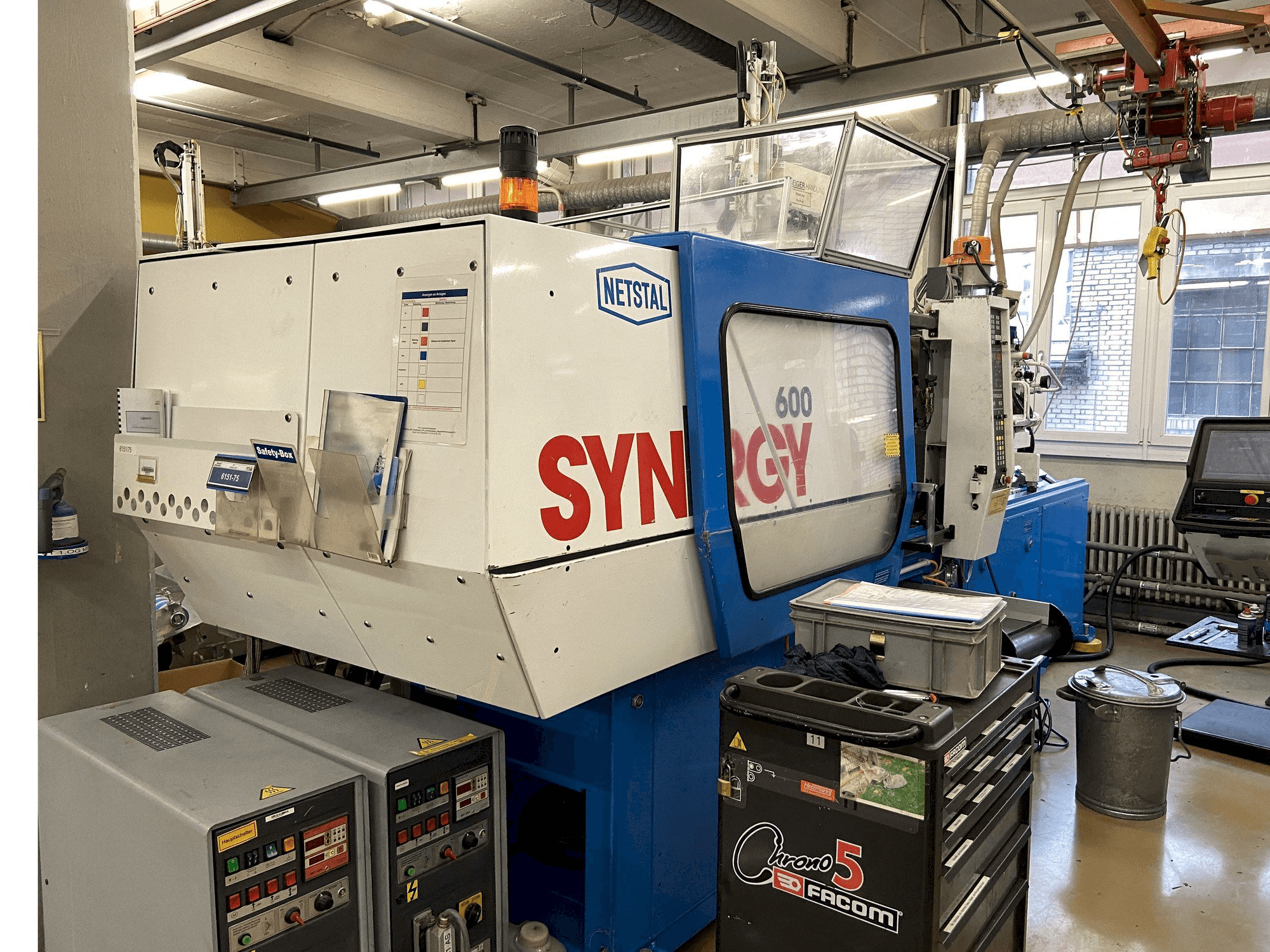 Vista frontal de la máquina Netstal SYNERGY 600-110