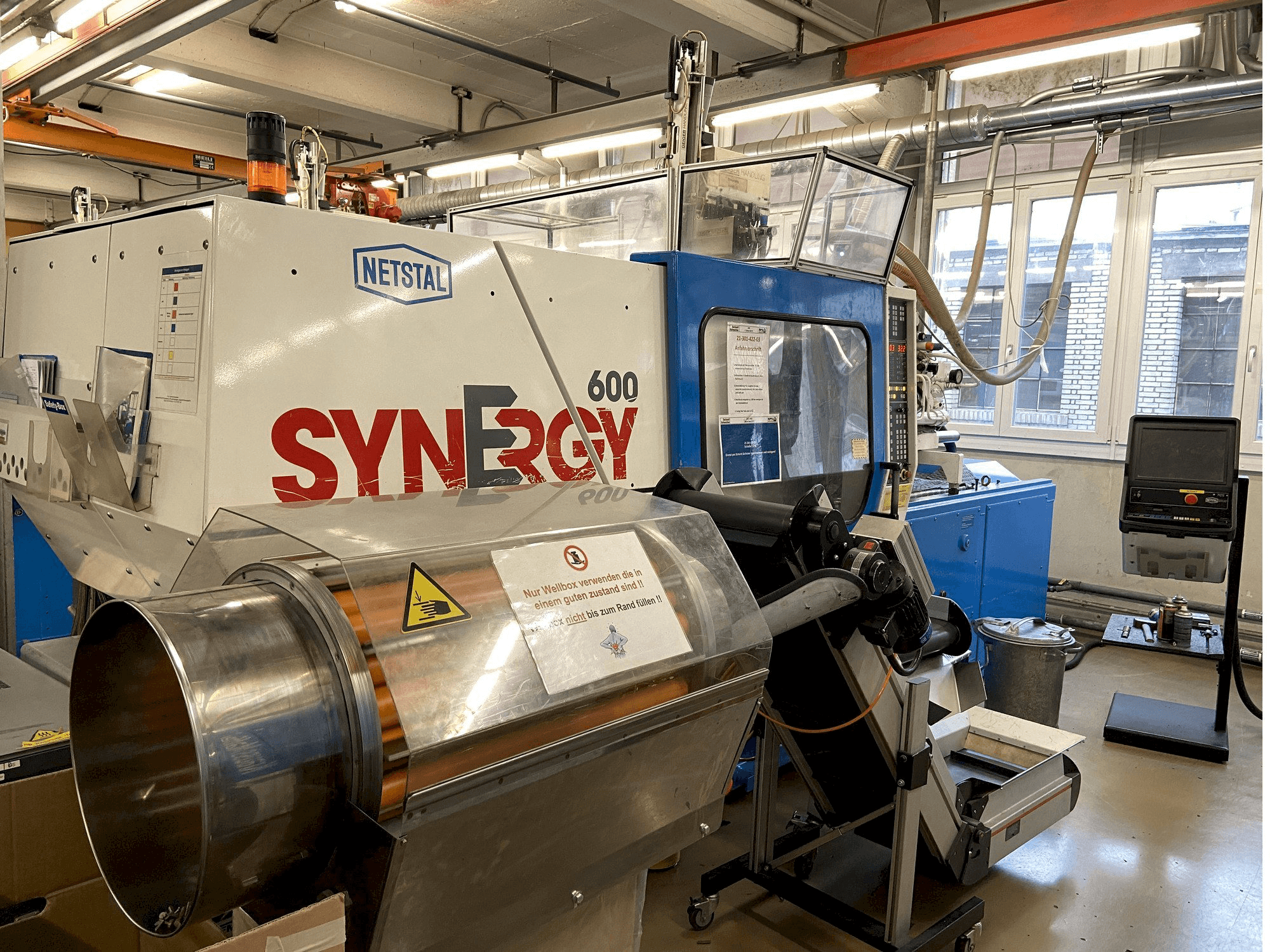 Vista frontal de la máquina Netstal SYNERGY 600-60
