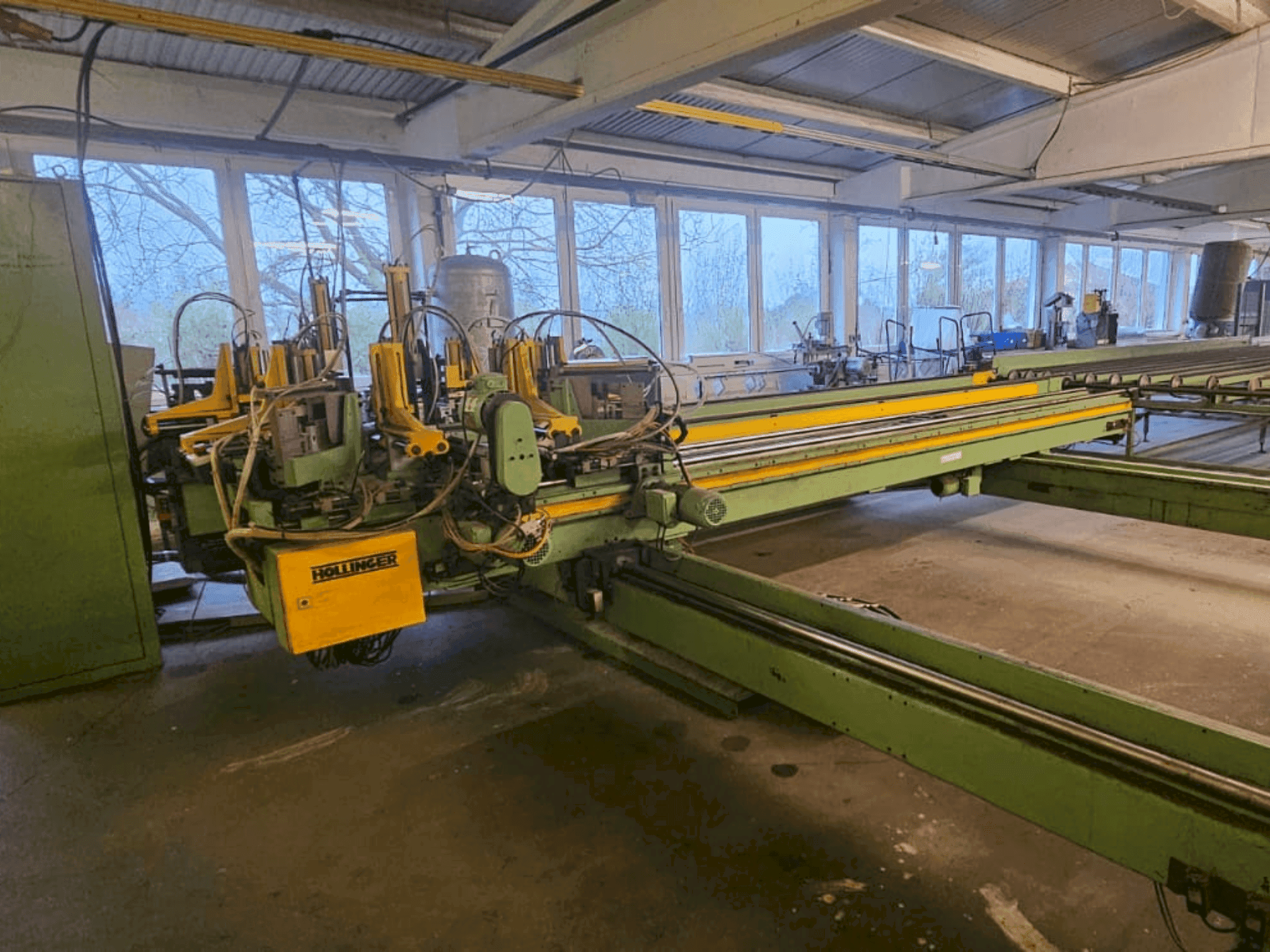 Vista frontal de la máquina HOLLINGER MSE-II-EP-SB-300-450