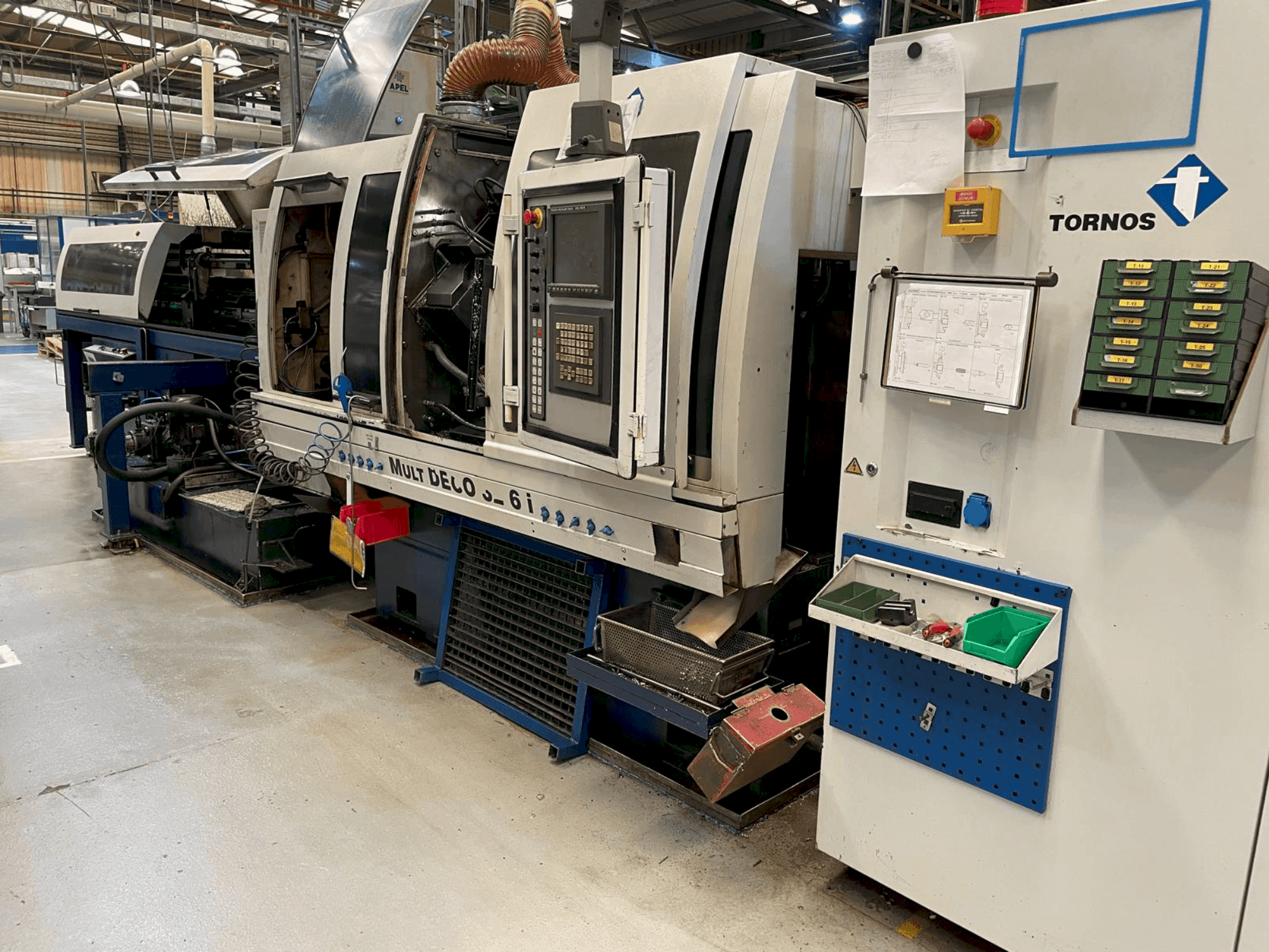 Vista frontal de la máquina TORNOS MultiDeco 32/6i