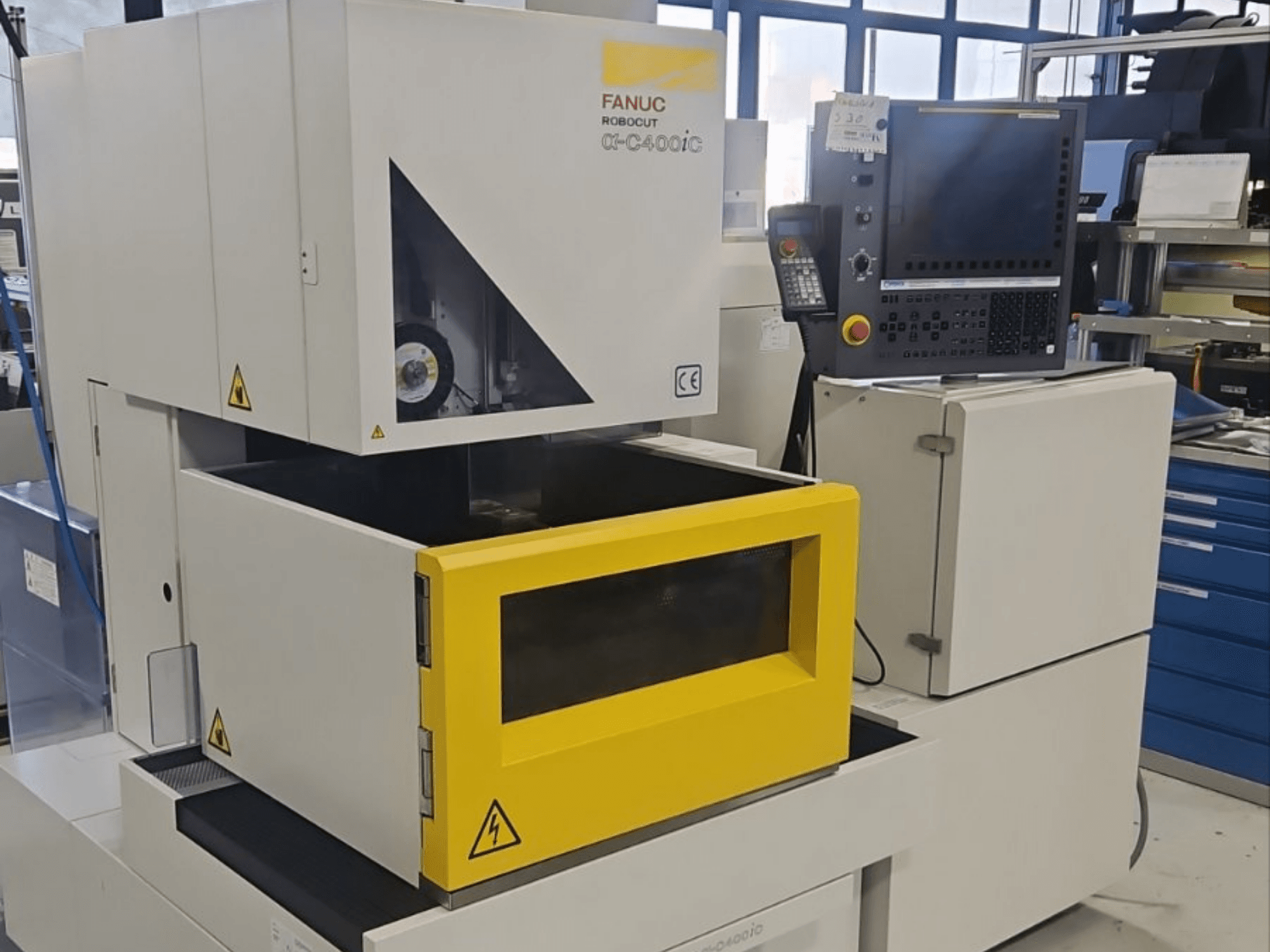 Máquina de electroerosión por penetración FANUC Robocut alpha-C400iC vista de frente, con una cámara de trabajo y un panel de control de color amarillo.