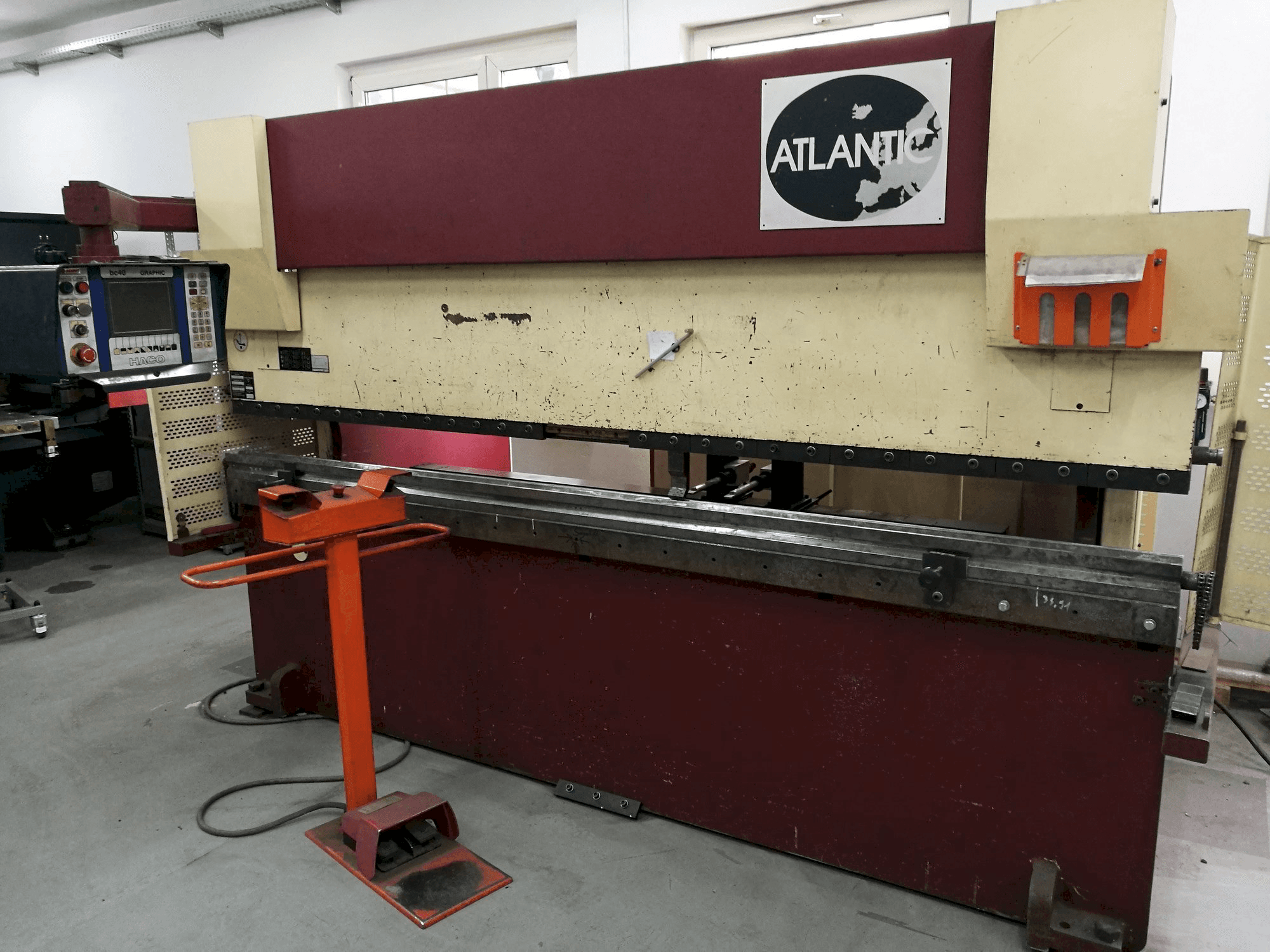 Vista frontal de la máquina HACO ATLANTIC HPE 30100