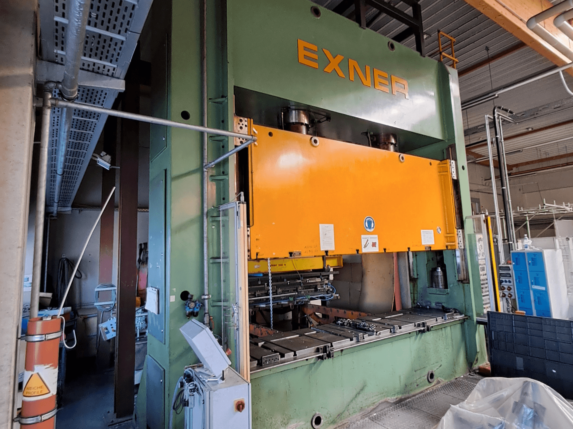 Prensa hidráulica EXNER EX SBR 200 vista de perfil, con una placa de prensado naranja y un panel de control visible.