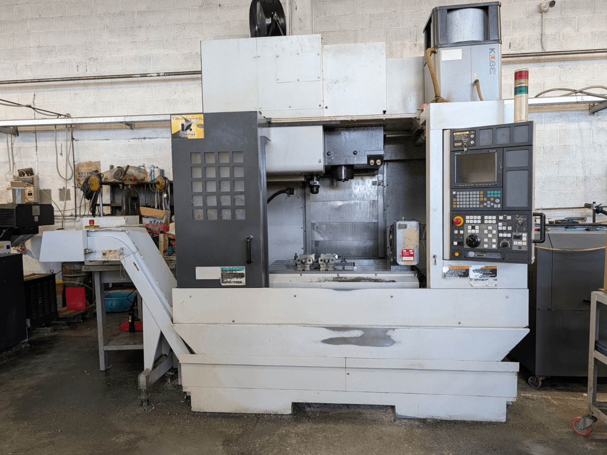 Vista frontal de un centro de mecanizado vertical MORI SEIKI NV-5000α1/40 con el panel de control y el área de trabajo visibles.