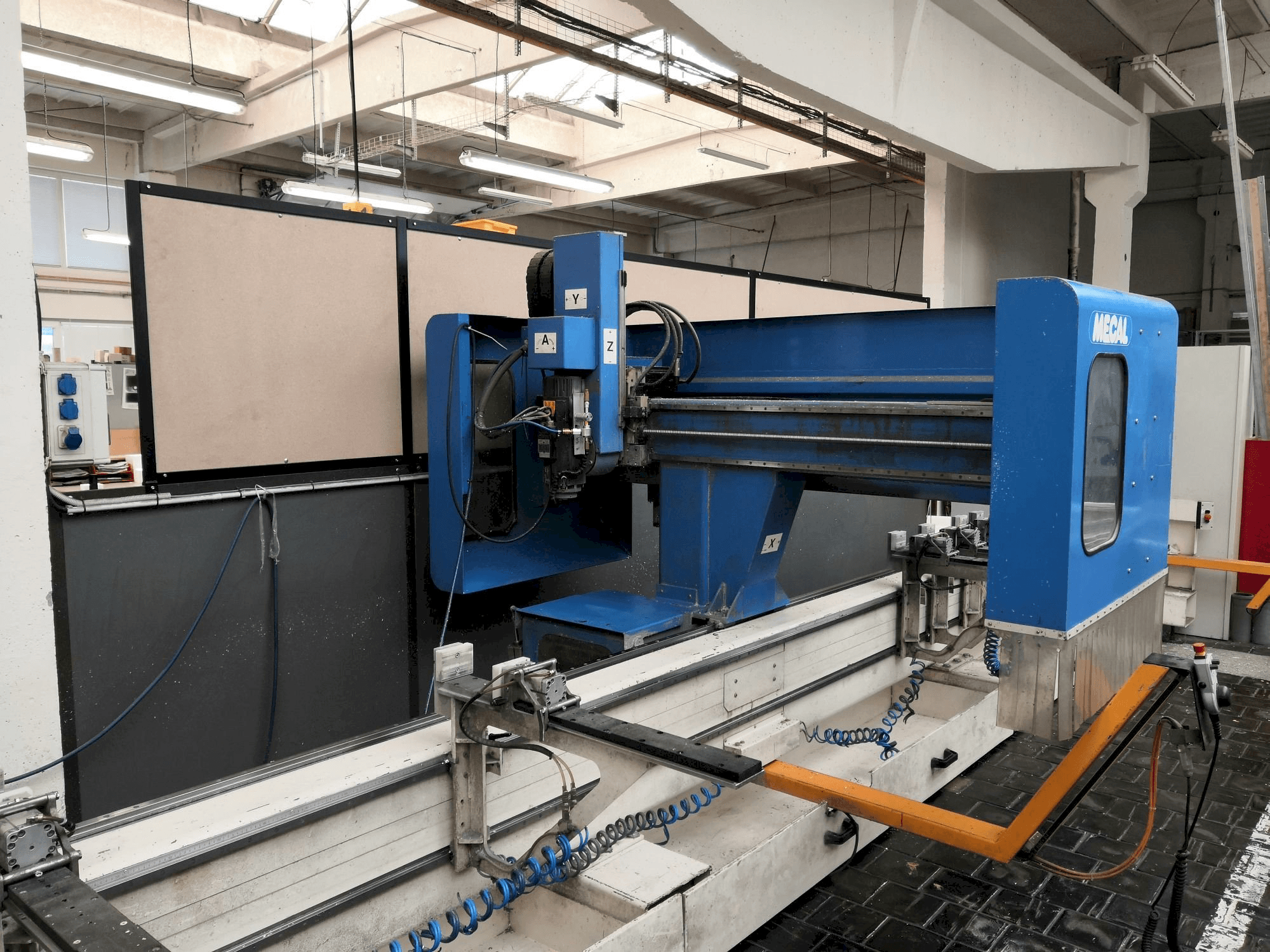 Vista frontal de la máquina MECAL MC 304 Pioneer 3