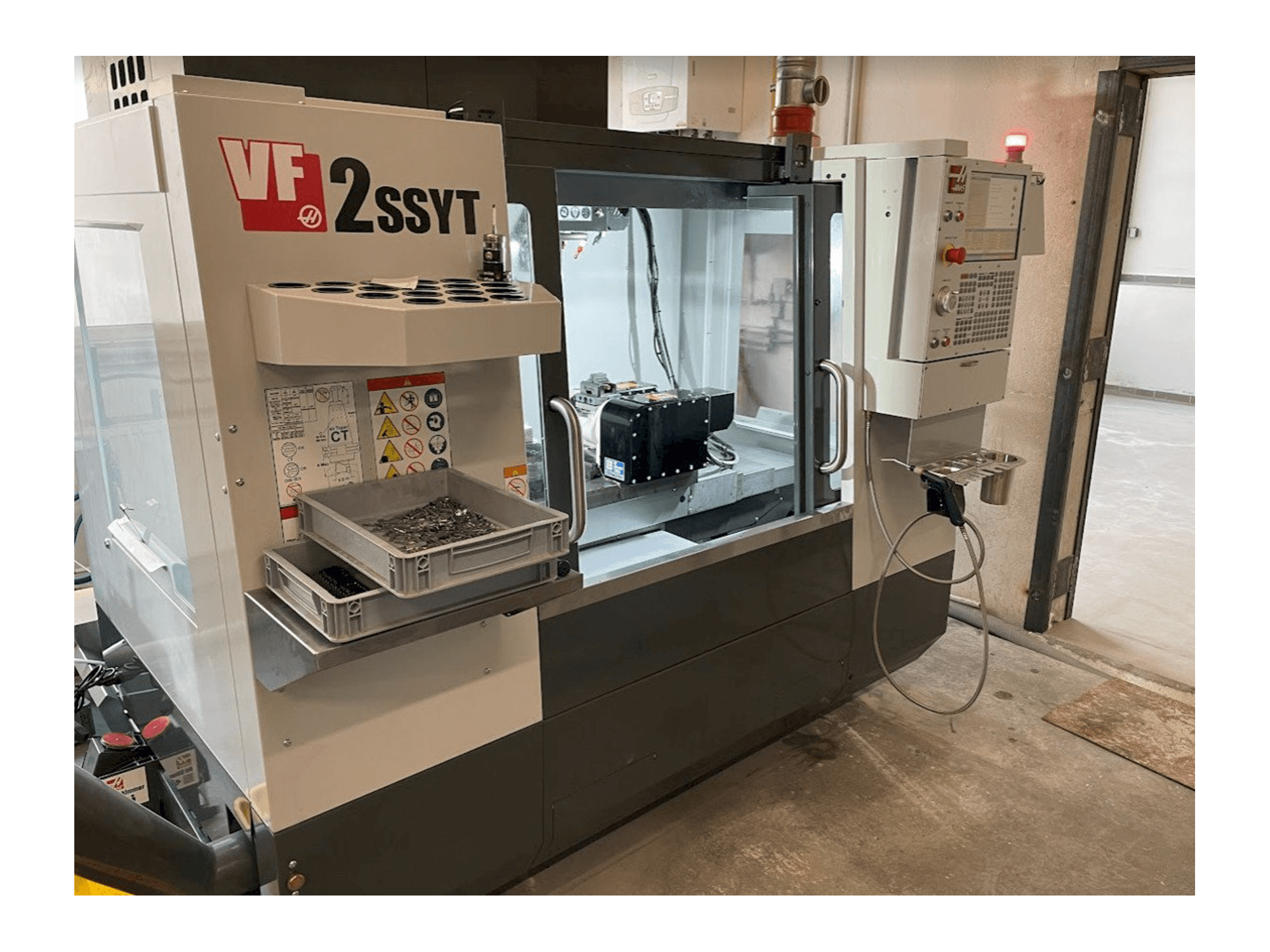 Vista frontal de la máquina HAAS VF-2SSYT