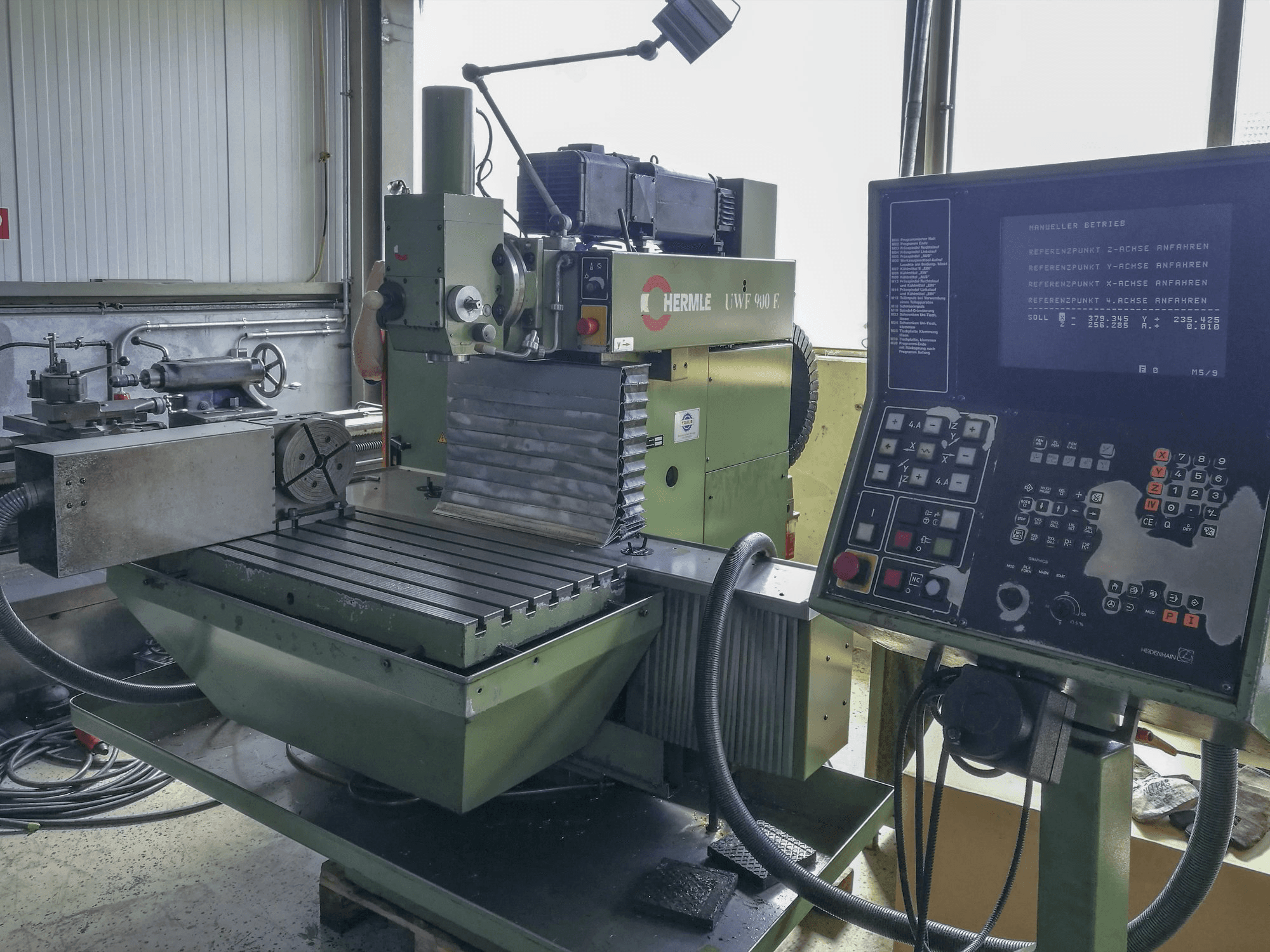 Vista derecha 1 de la máquina HERMLE UWF 900 E