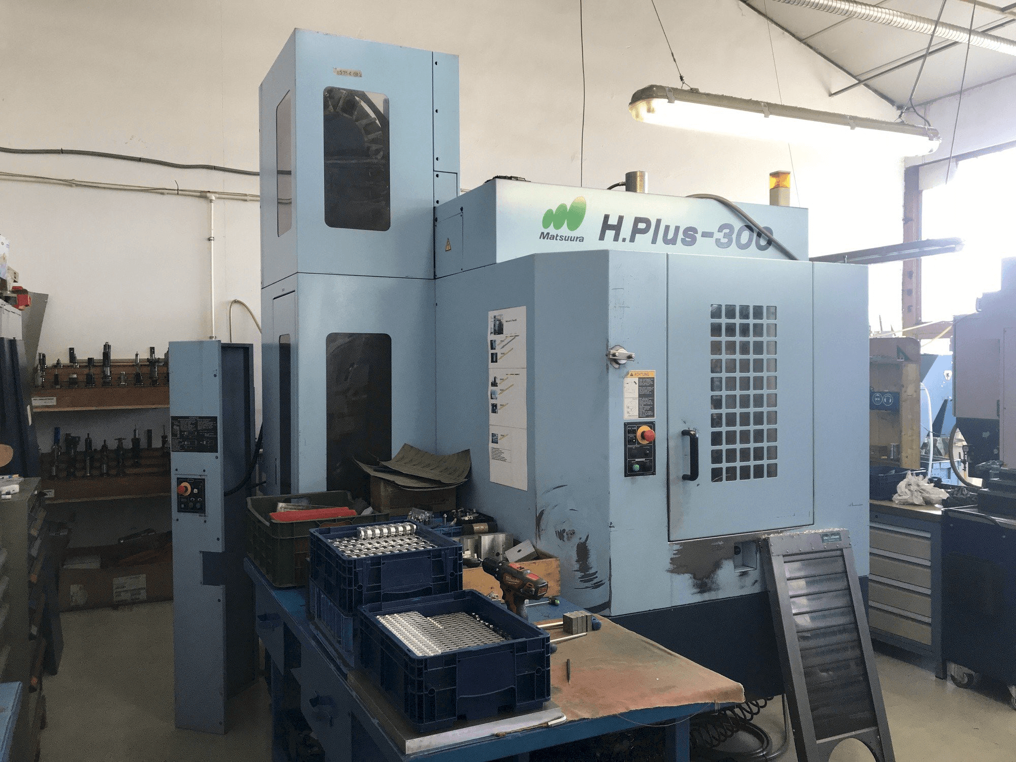 Vista frontal de la máquina Matsuura H.PLUS-300