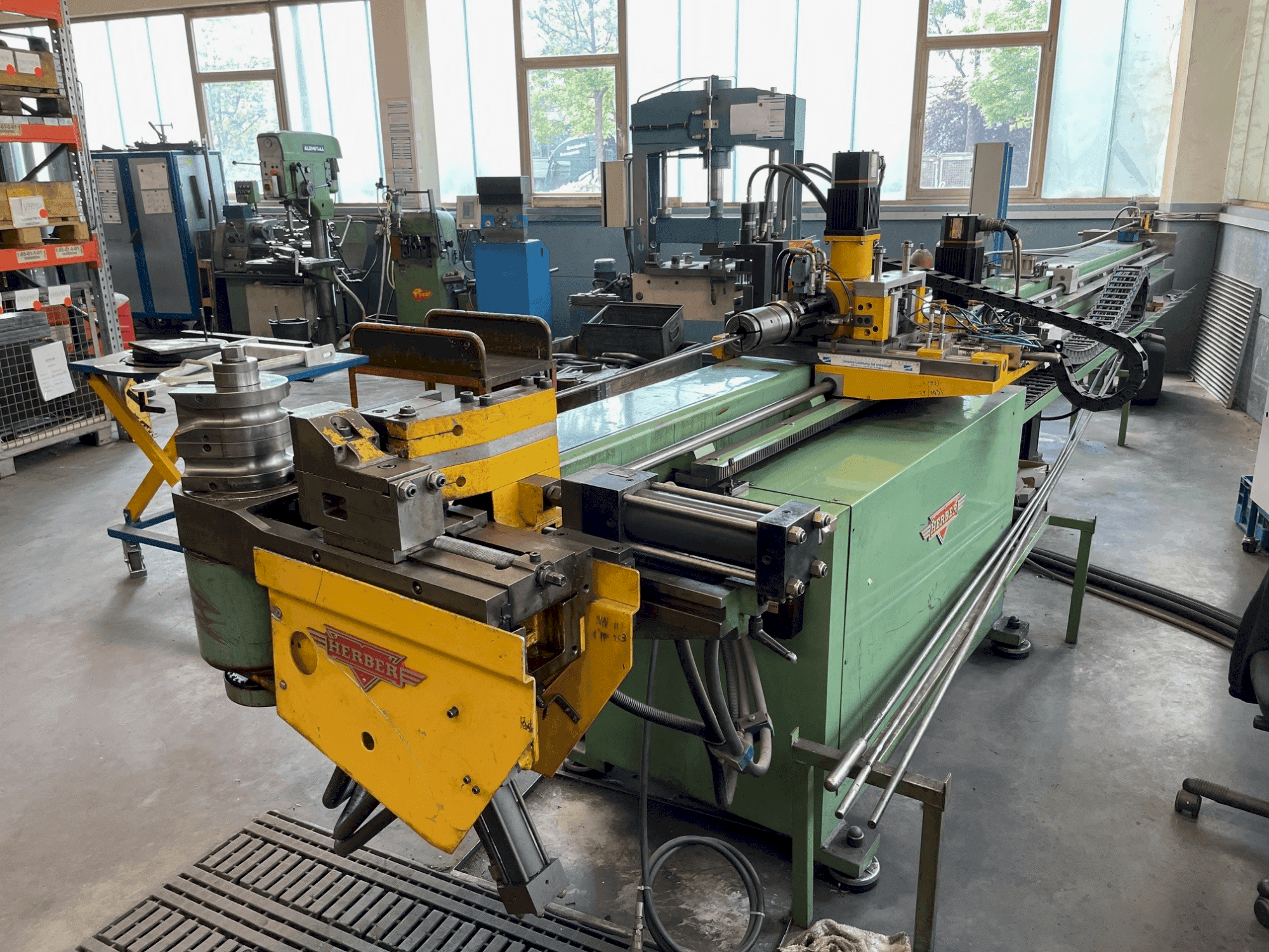 Vista frontal de la máquina HERBER 42 CNC