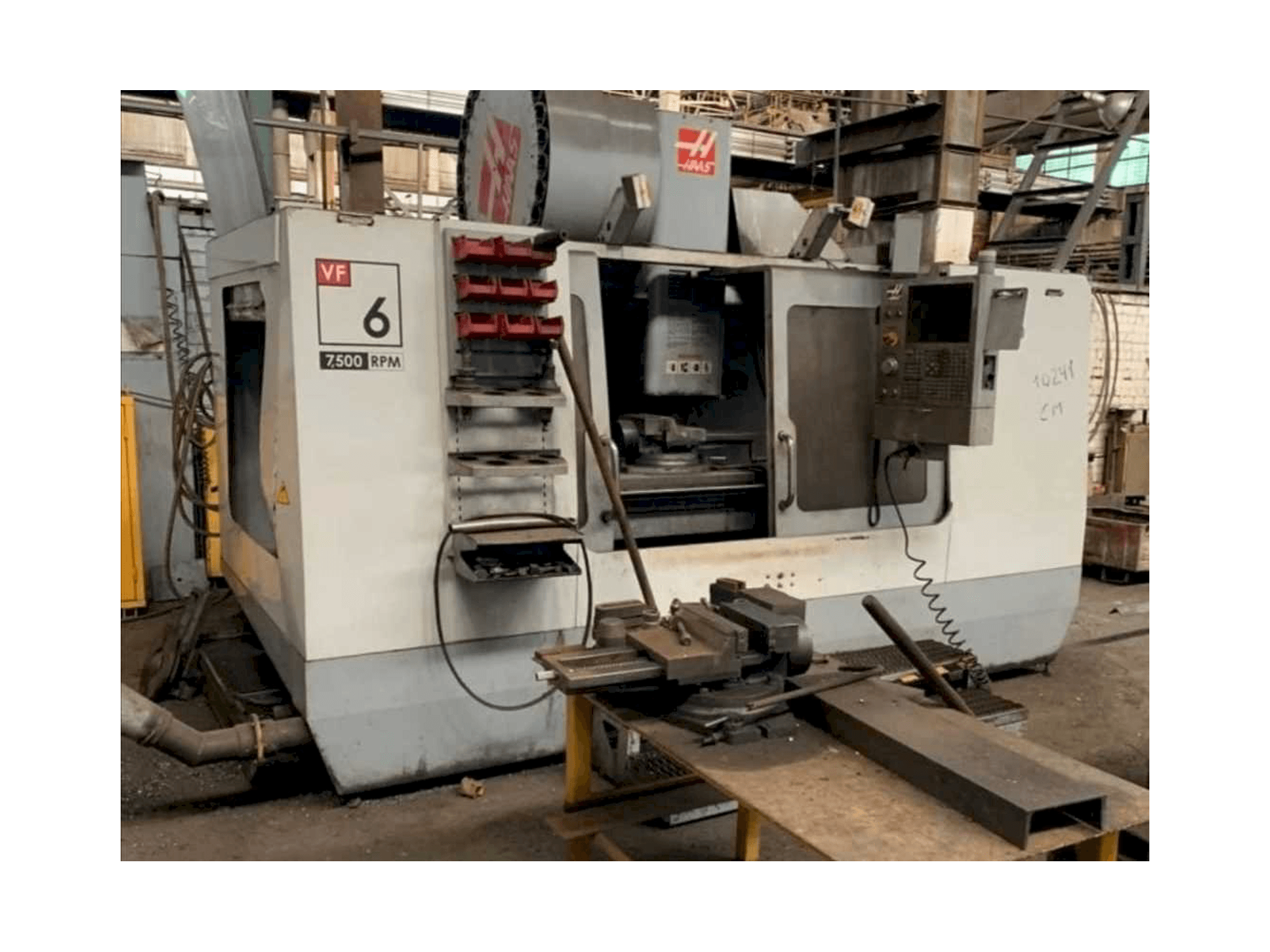 Vista frontal de la máquina HAAS VF-6/50