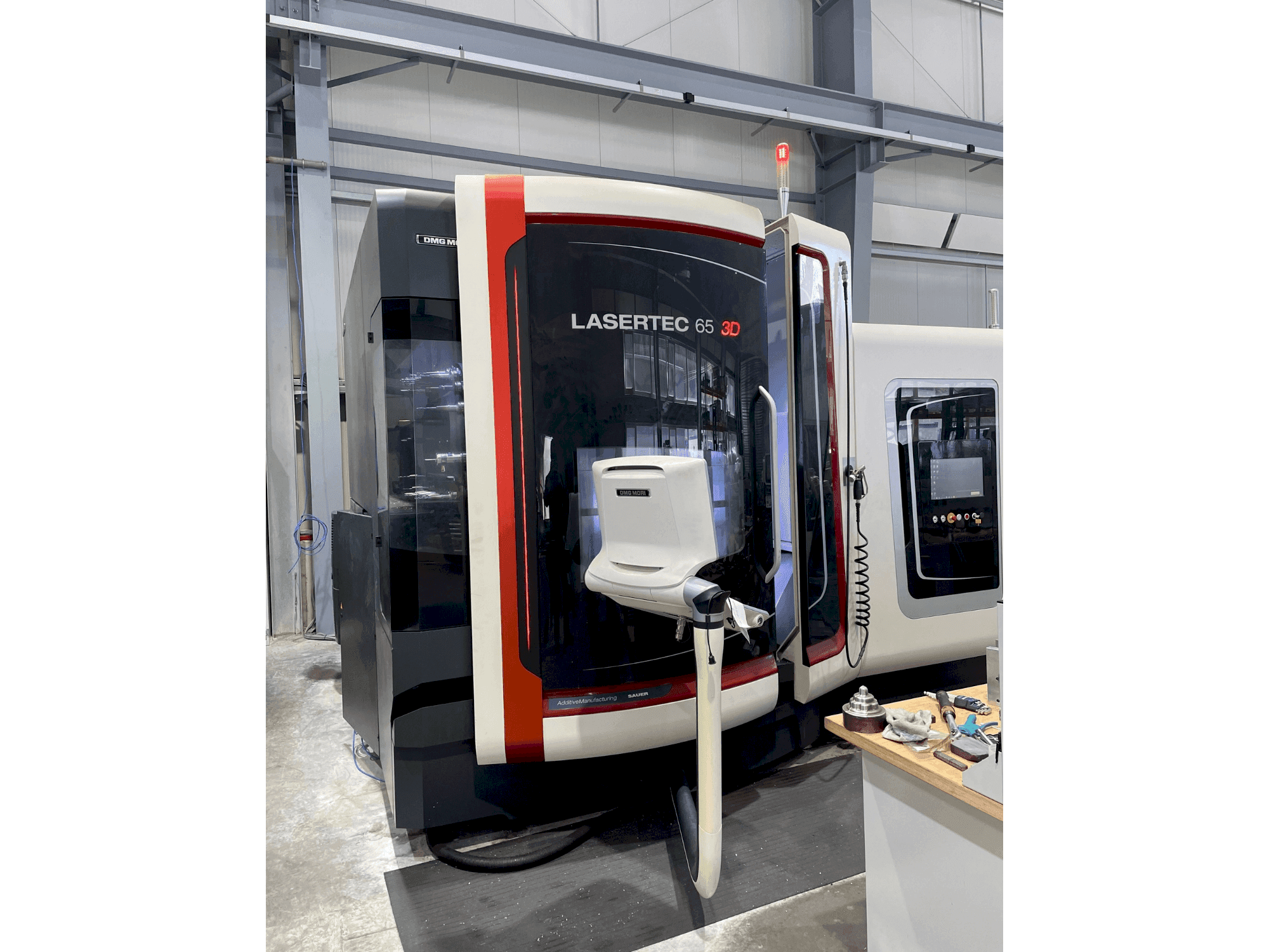 Vista frontal de la máquina DMG MORI LASERTEC 65 3D Hybrid