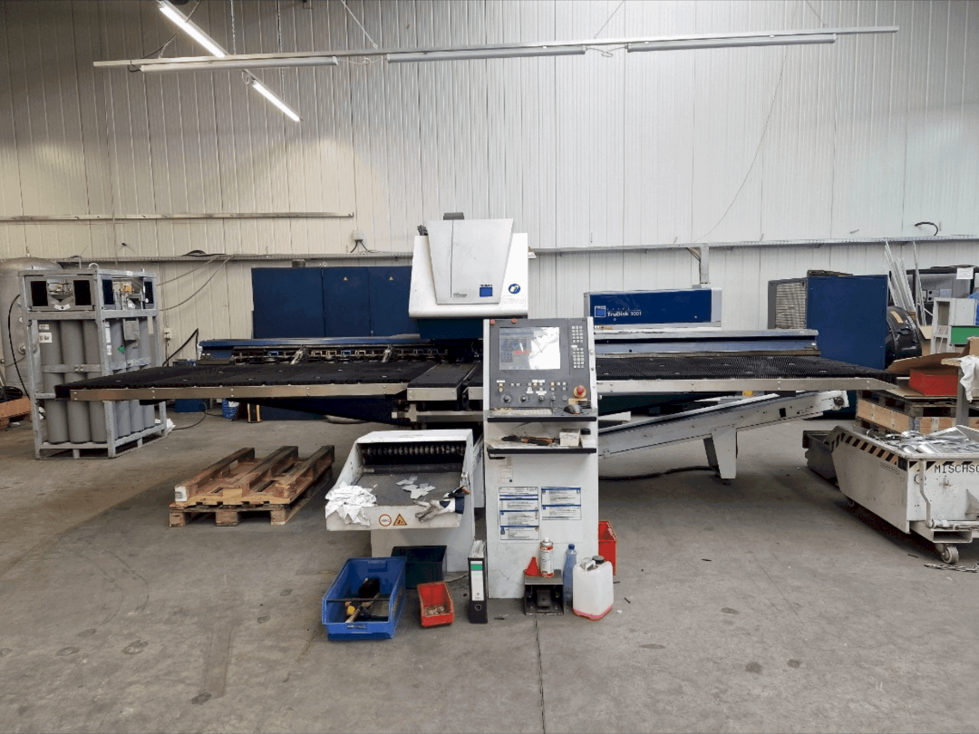 Vista frontal de la máquina TRUMPF TruMatic 3000 Fiber